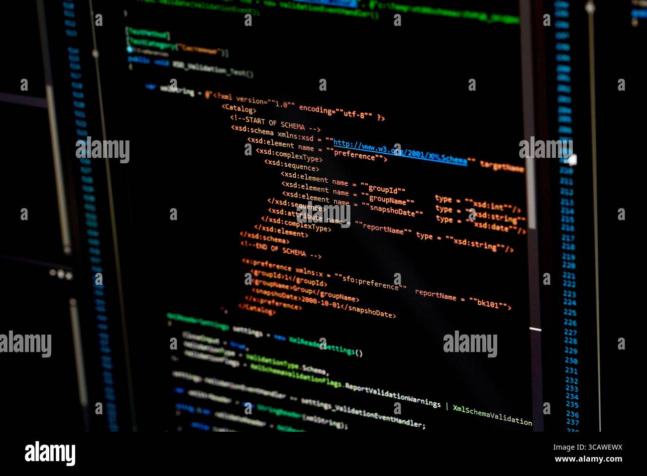Concetto di tecnologia dell'informazione. Testo dello script del linguaggio del programmatore di codifica sul display dello schermo. Lavoro di lavoro del programmatore. Messa a fuoco selettiva. Foto Stock
