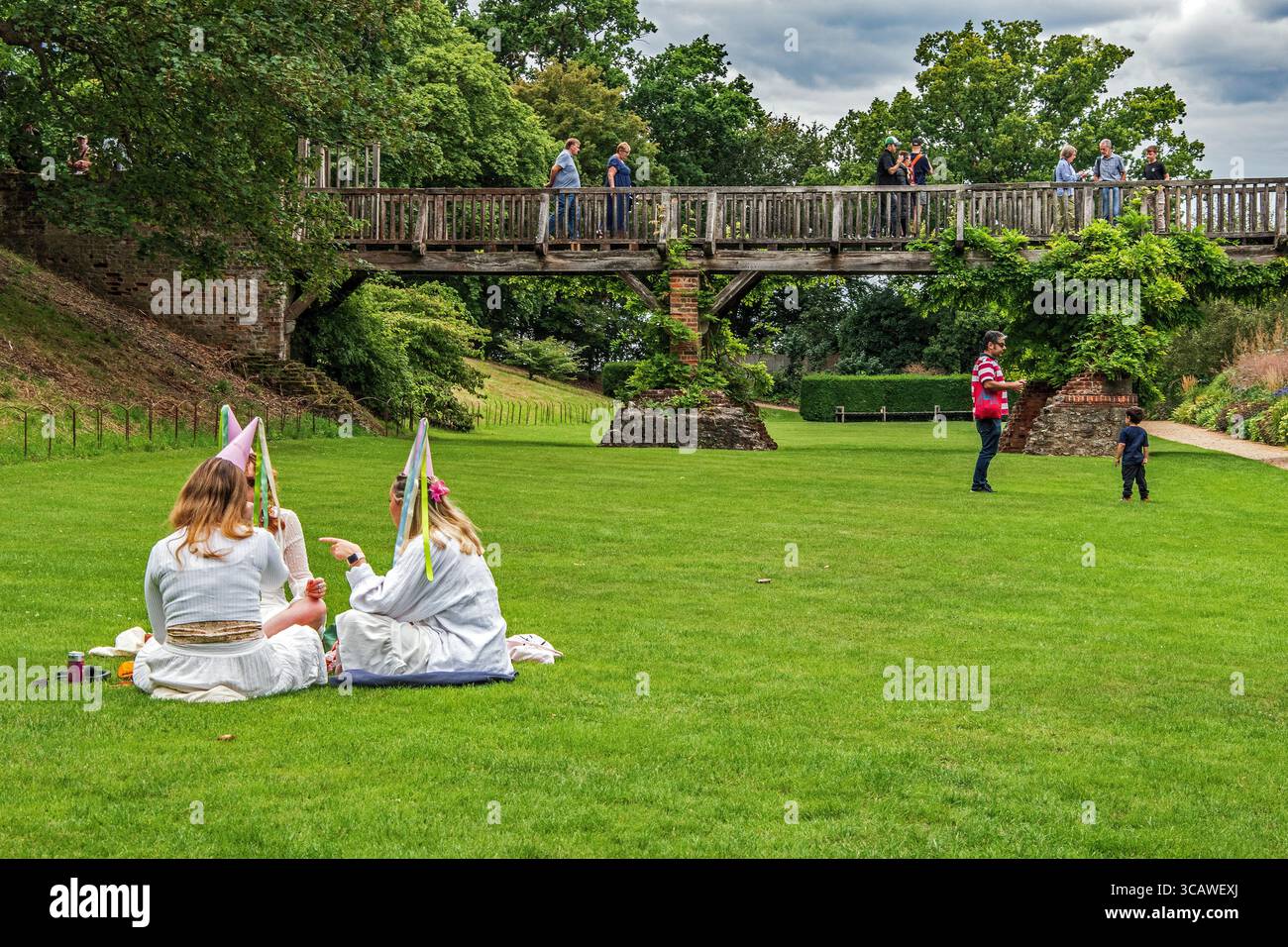 Picnic delle ragazze nel giardino di Eltham Palace. Foto Stock