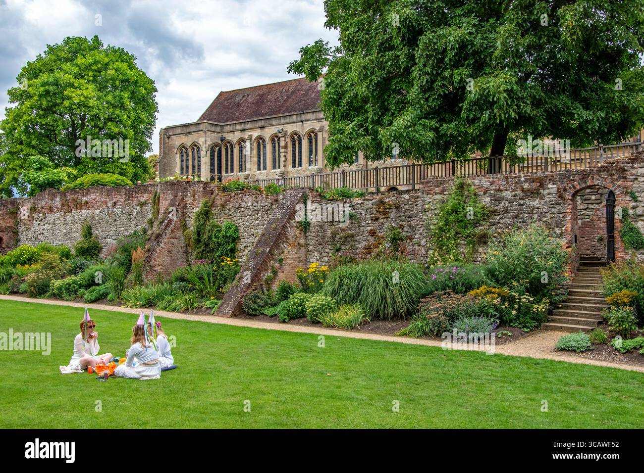 Picnic delle ragazze nel giardino di Eltham Palace. Foto Stock