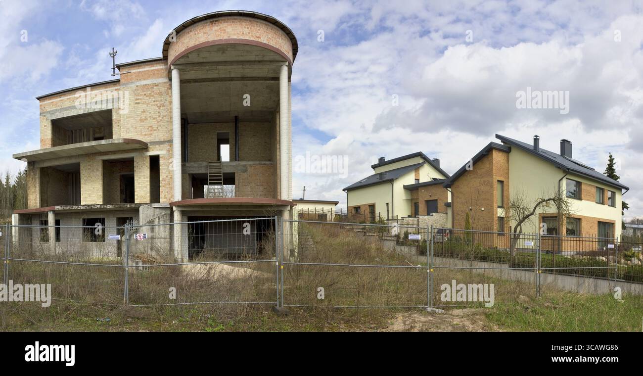 VILNIUS, LITUANIA - 17 APRILE 2016: Il palazzo in mattoni di gangster abbandonato incompiuto in via Salotes (Lime Lake), nell'area verde ed ecologica di Lith Foto Stock