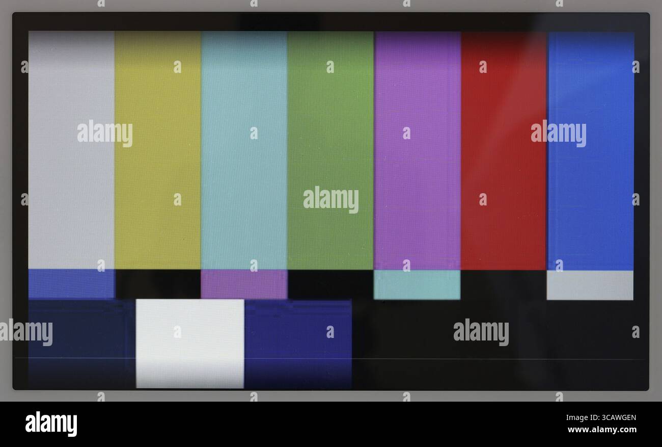 Test pattern delle linee televisive a colori sullo schermo reale di un tablet moderno senza nome con risoluzione 1024 x 600 pixel. Un punto ben visibile come il testo del LED Foto Stock