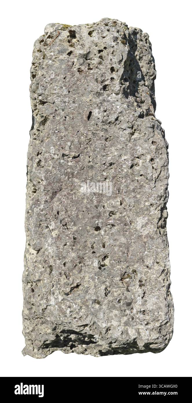 Lungo monumento verticale di granito giallo ruvido. Isolato su oggetti bianchi all'aperto durante il sole della giornata estiva Foto Stock