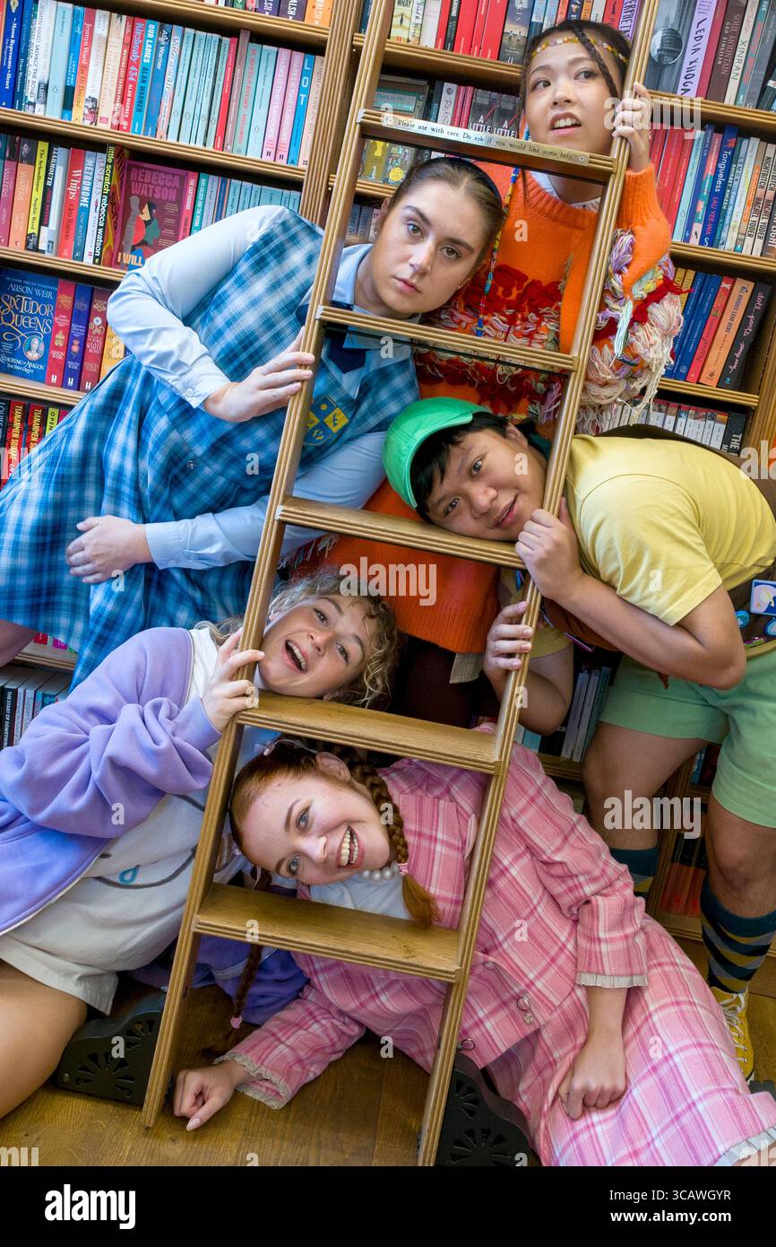 Il cast del 25° Annual Putnam County Spelling Bee della London Academy of Music and Dramatic Art ha dato vita al loro musical di successo con una sessione di ortografia dal vivo a sorpresa presso Topping Booksellers, una delle librerie indipendenti di Edimburgo. Il loro spettacolo pluripremiato si svolge durante l'Edinburgh Festival Fringe, alle 19:45, tutte le sere (tranne la domenica) al Forest Theatre, Greenside a George Street. Data foto: Giovedì 7 agosto 2025. Foto Stock