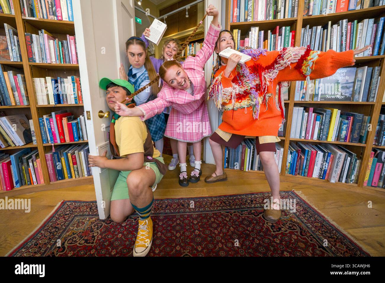 Il cast del 25° Annual Putnam County Spelling Bee della London Academy of Music and Dramatic Art ha dato vita al loro musical di successo con una sessione di ortografia dal vivo a sorpresa presso Topping Booksellers, una delle librerie indipendenti di Edimburgo. Il loro spettacolo pluripremiato si svolge durante l'Edinburgh Festival Fringe, alle 19:45, tutte le sere (tranne la domenica) al Forest Theatre, Greenside a George Street. Data foto: Giovedì 7 agosto 2025. Foto Stock