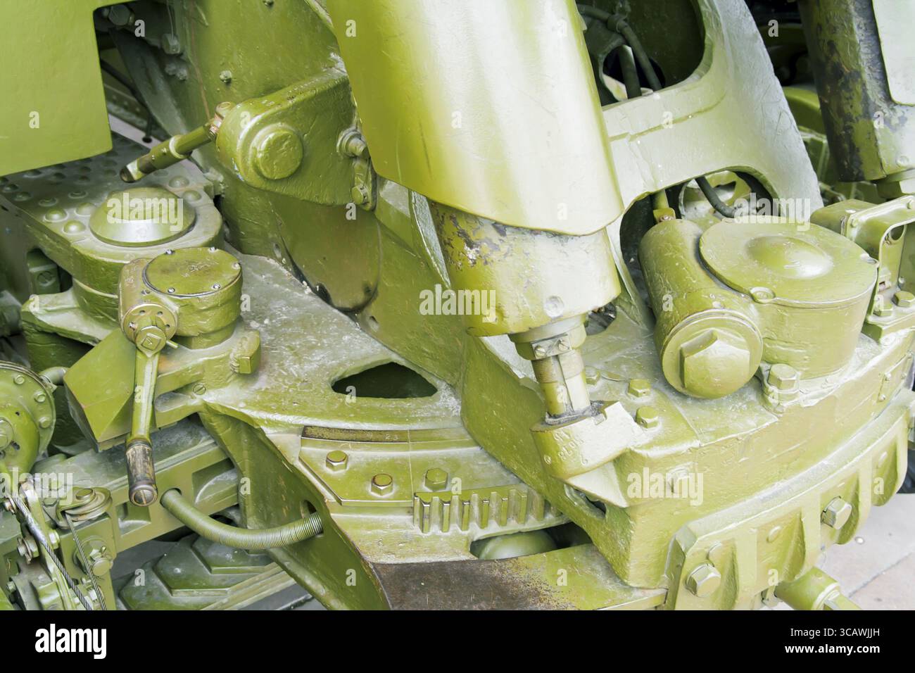 Vecchia e arrugginita tecnologia militare di artiglieria in primo piano Foto Stock