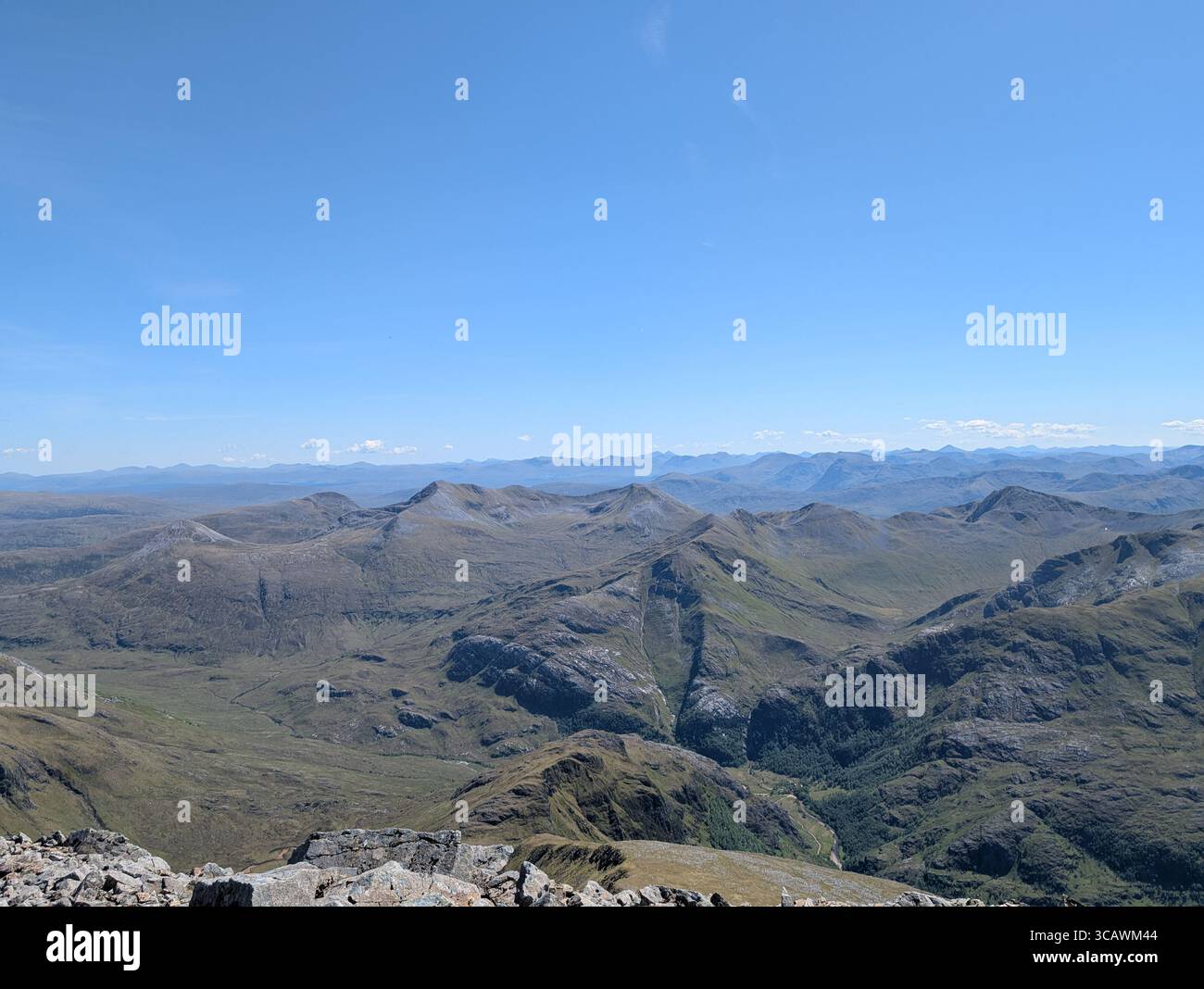 Ampia vista sulla catena montuosa delle Highland dalla vetta di Ben Nevis, Scozia - Immagine stock catturata con smartphone