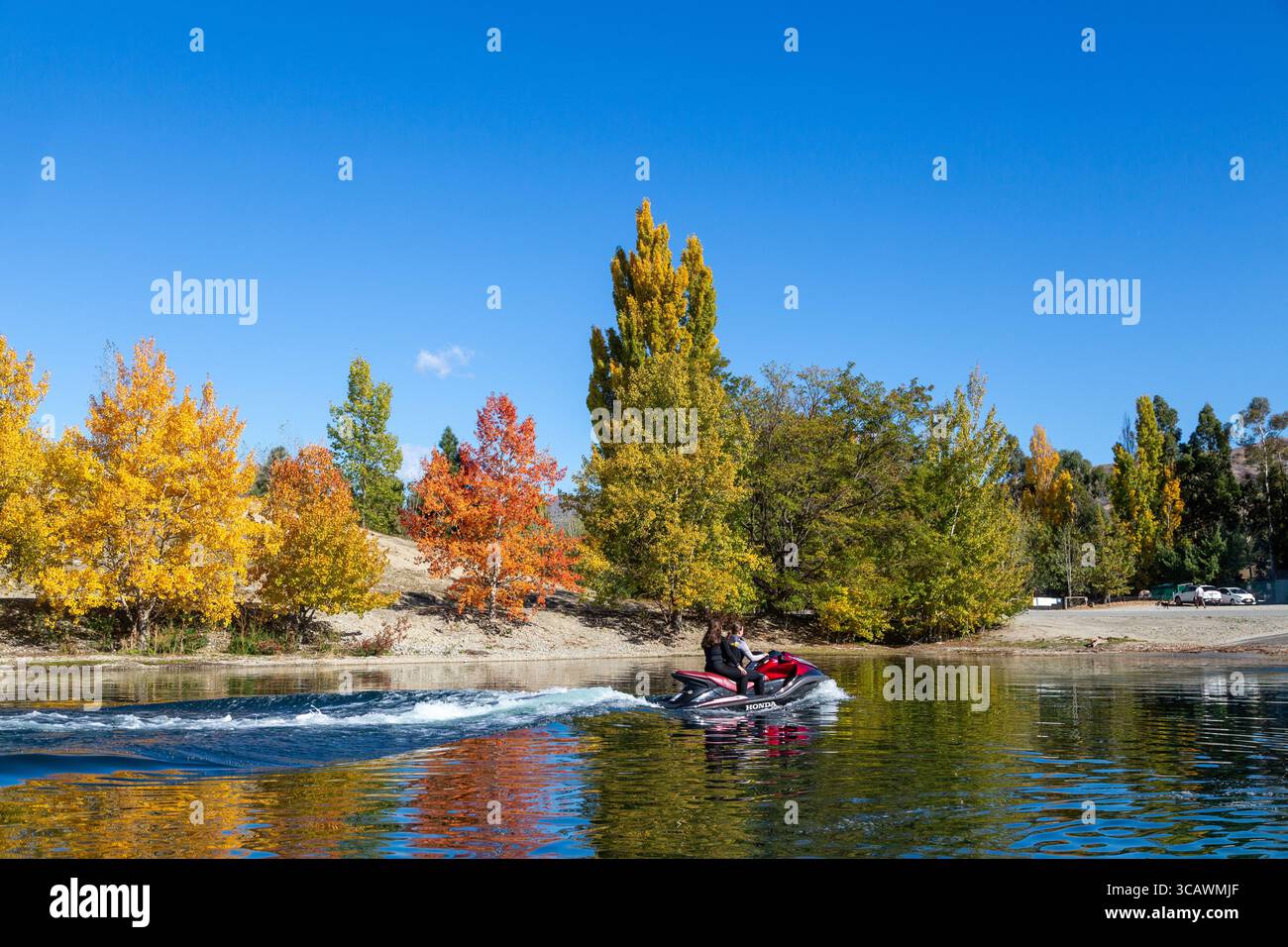 Persone su una moto d'acqua sul lago Dunstan, Otago, South Island, nuova Zelanda Foto Stock