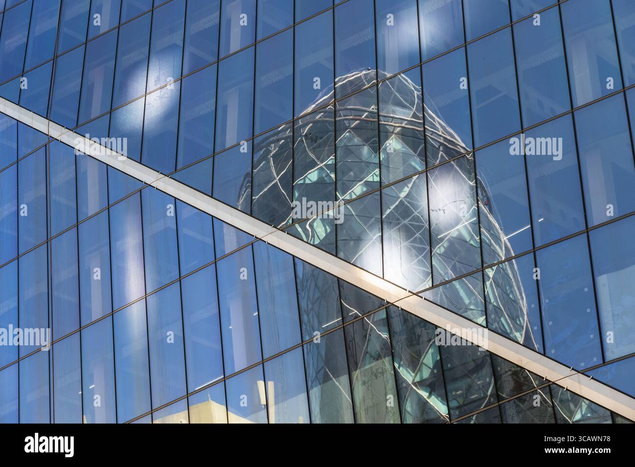 Londra, Regno Unito - 27 giugno, 2025 - riflessione del 30 St Mary Axe nelle finestre di vetro dello Scalpel, un grattacielo commerciale nel quartiere finanziario Foto Stock