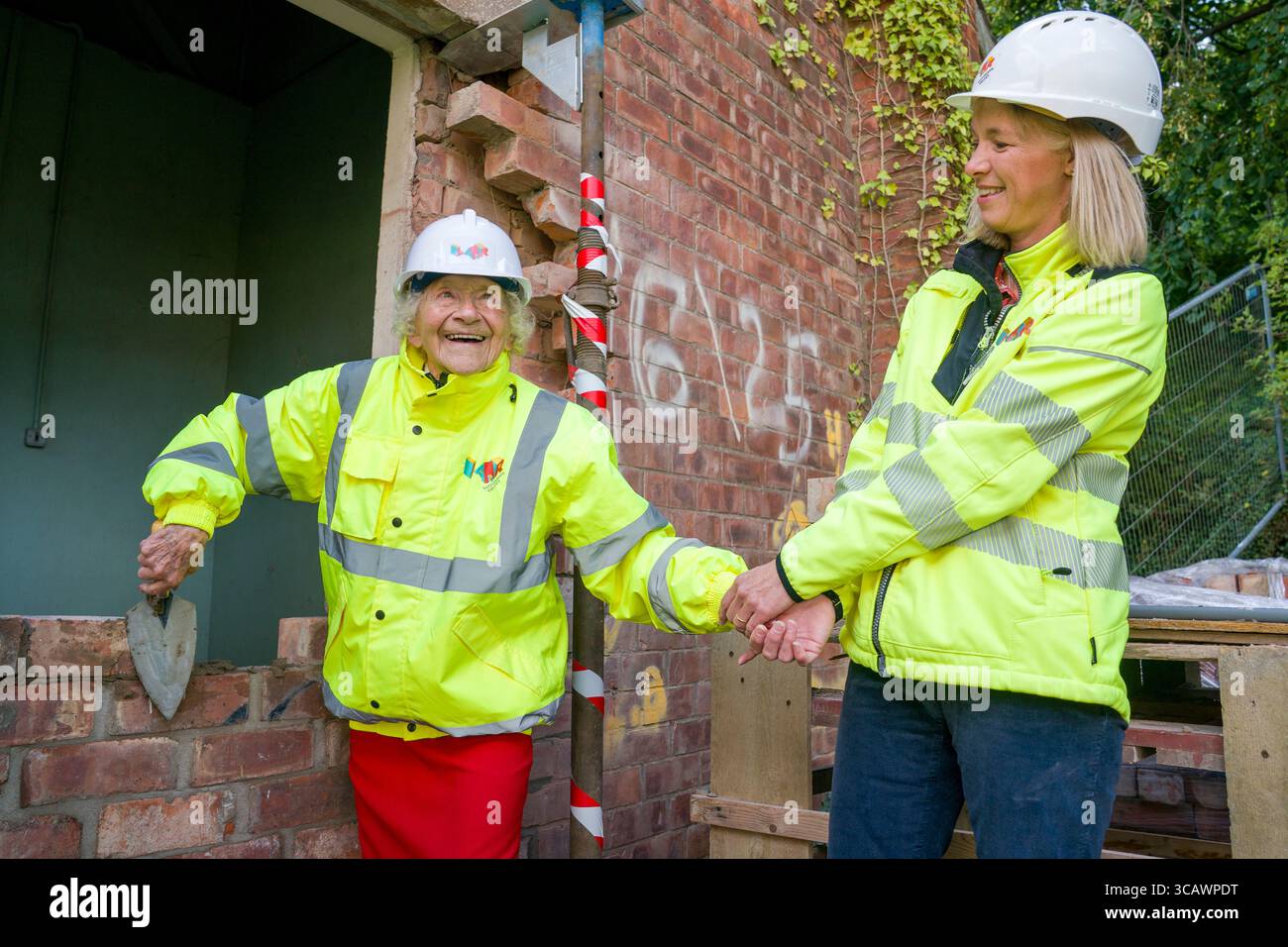 La veterana della seconda guerra mondiale Dorothea Barron, 100 anni, colloca il primo mattone nella nuova riqualificazione, durante la sua visita al sito dell'ex caserma di Port Edgar a South Queenferry, come parte di un viaggio in Scozia organizzato dalla taxi Charity for Military Veterans. La signora Barron prestò servizio nei Wrens durante la guerra, e fu di base nell'area di Port Edgar per un periodo in cui lavorò come segnalatore visivo. Data foto: Giovedì 7 agosto 2025. Foto Stock