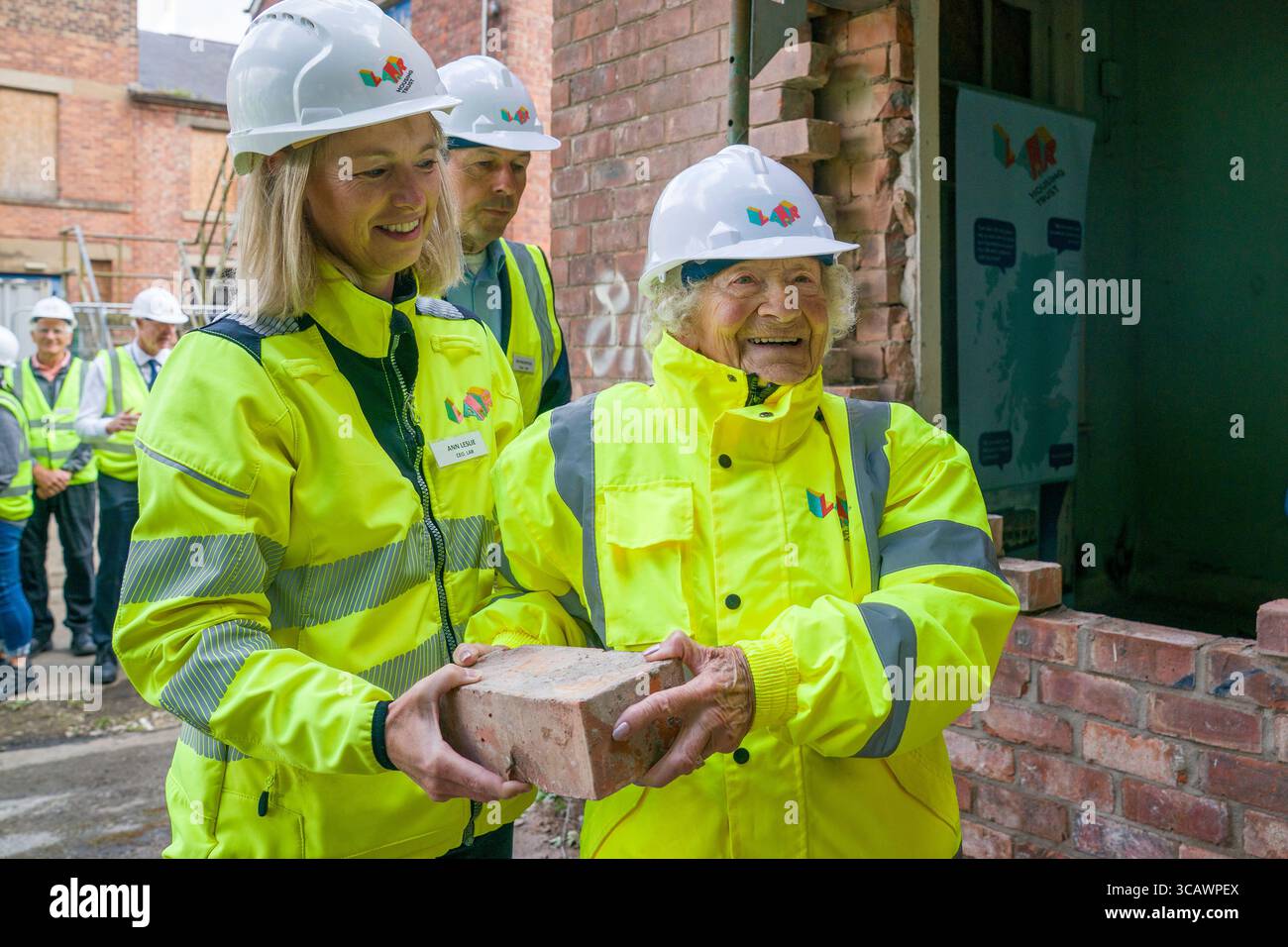 La veterana della seconda guerra mondiale Dorothea Barron, 100 anni, colloca il primo mattone nella nuova riqualificazione, durante la sua visita al sito dell'ex caserma di Port Edgar a South Queenferry, come parte di un viaggio in Scozia organizzato dalla taxi Charity for Military Veterans. La signora Barron prestò servizio nei Wrens durante la guerra, e fu di base nell'area di Port Edgar per un periodo in cui lavorò come segnalatore visivo. Data foto: Giovedì 7 agosto 2025. Foto Stock