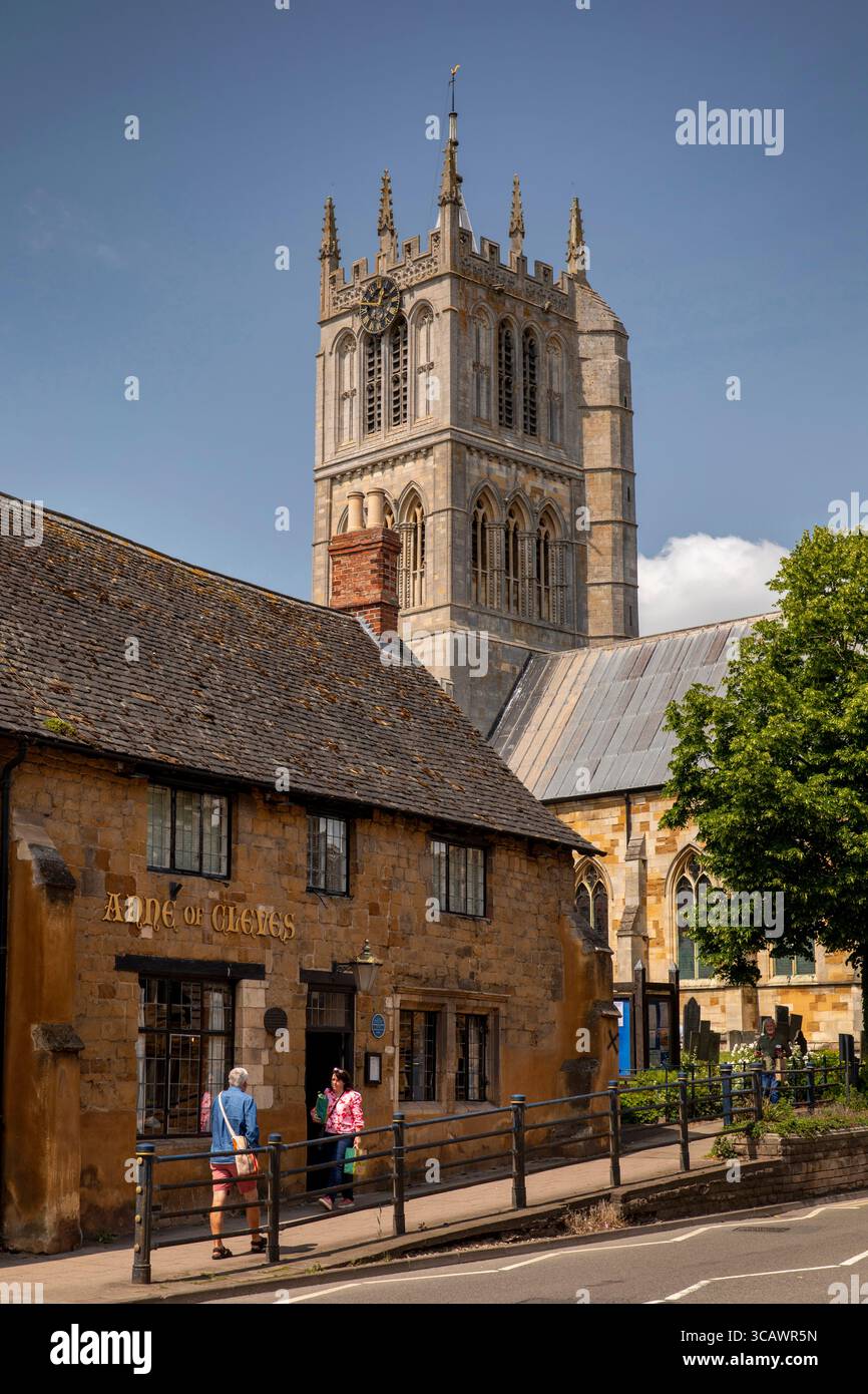 Leicestershire, Melton Mowbray, Burton Road, Anne of Cleves pub e St Mary's Parish Church Foto Stock