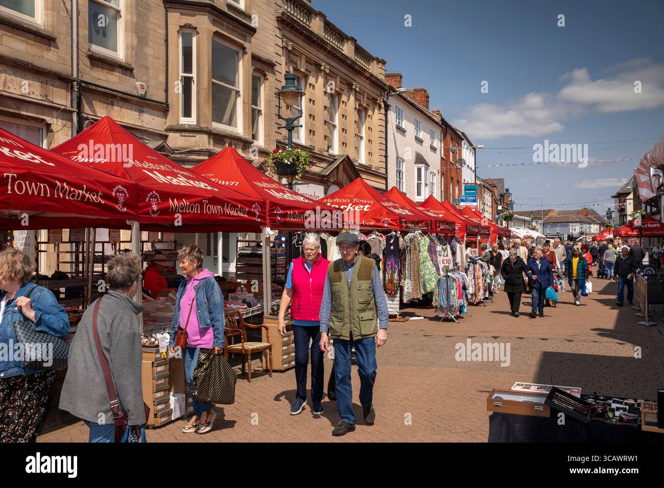 Leicestershire, Melton Mowbray, Nottingham Street, mercato all'aperto in corso Foto Stock