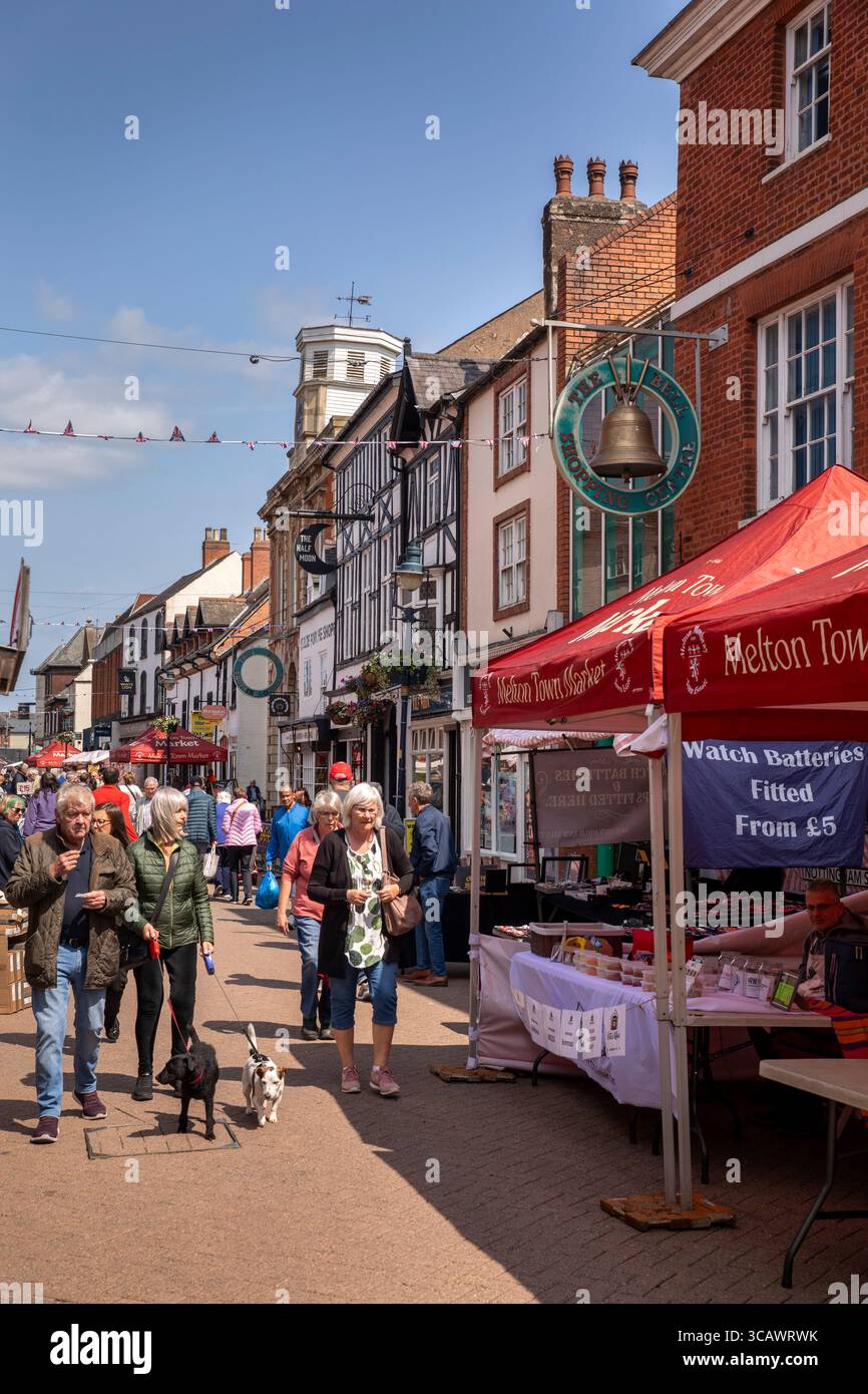 Leicestershire, Melton Mowbray, Nottingham Street, mercato all'aperto in corso Foto Stock