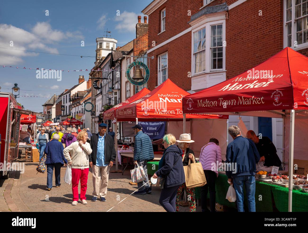 Leicestershire, Melton Mowbray, Nottingham Street, mercato all'aperto in corso Foto Stock
