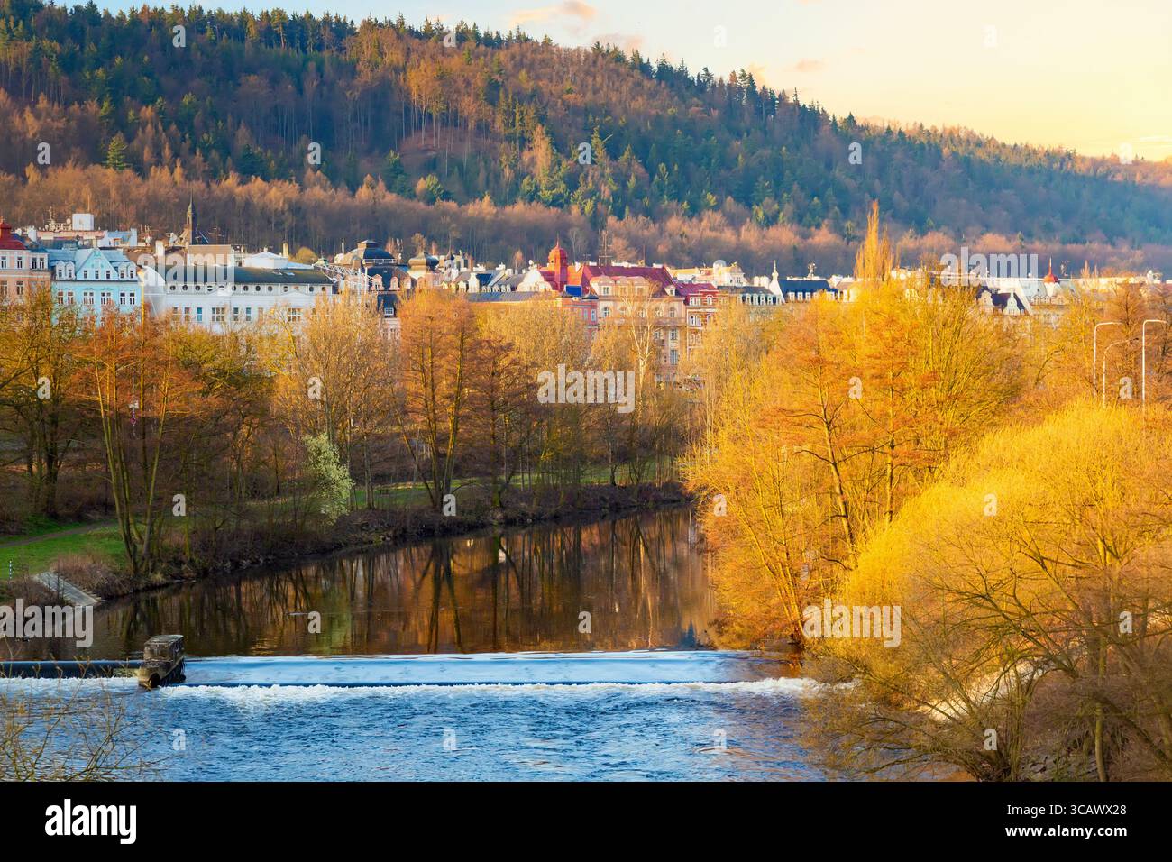 Le case nella città di Karlovy variano sul fiume Tepla durante l'alba in primavera. Karlovy Vary Carlsbad è famosa in tutto il mondo per le sue sorgenti minerali. Foto Stock