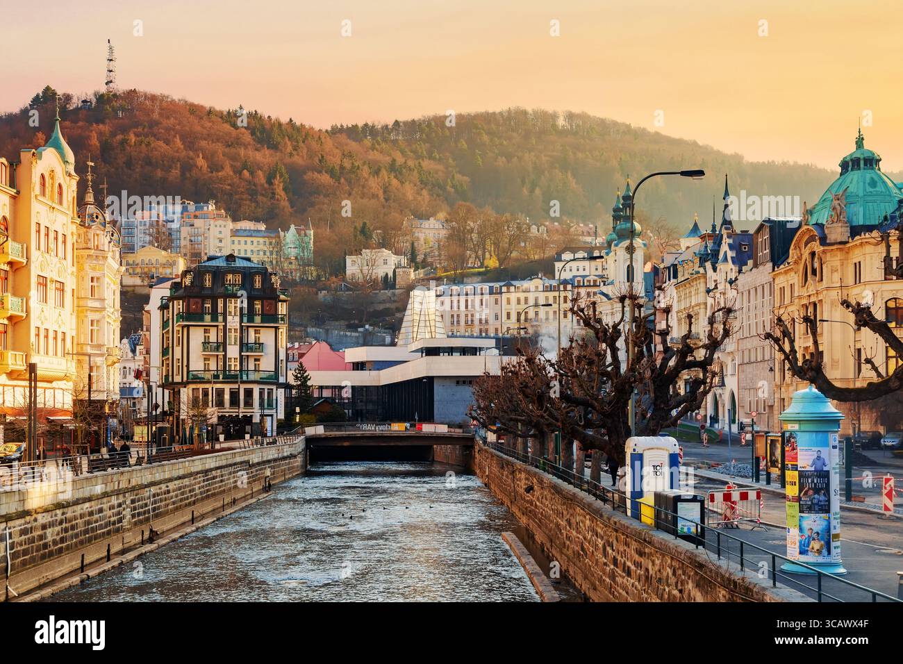 Karlovy Vary, Repubblica Ceca - aprile 2018: Case nel centro di Karlovy Vary sul fiume Tepla durante l'alba. Karlovy Vary Carlsbad è la fa mondiale Foto Stock