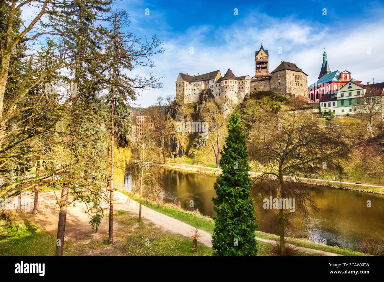 Incredibile punto di riferimento nella Repubblica Ceca, vicino al castello medievale di Karlovy Vary Loket con cielo blu in primavera Foto Stock