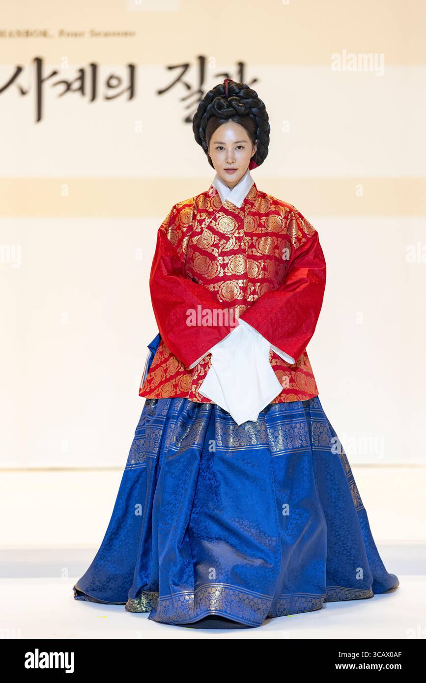 Seoul, Corea del Sud. 7 agosto 2025. La cantante e attrice Kwon Yu-ri appare alla sfilata di apertura dell'Hanbok Expo 2025 al COEX Hall D nel distretto di Gangnam, Seoul, Corea del Sud, il 7 agosto 2025. Lo spettacolo, a tema ''Hanbok, Four Seasons, texture of the Seasons'', è diretto da Shim Yeon-ok e segna l'inizio dell'unica expo dedicata all'hanbok della Corea del Sud, che si svolge fino al 10 agosto. (Foto di Chris Jung/NurPhoto) credito: NurPhoto SRL/Alamy Live News Foto Stock