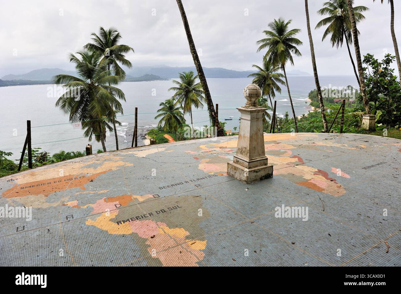 Mosaico con un segno all'intersezione della linea virtuale dell'equatore e del meridiano principale di Greenwich sulla piccola isola Rolas (turtledove) nel sout Foto Stock
