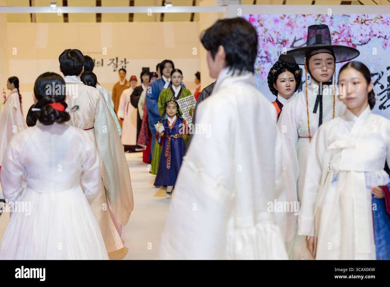 L'attore Jung il-woo e la cantante-attrice Kwon Yu-ri partecipano alla sfilata di moda inaugurale dell'Hanbok Expo 2025 presso il COEX Hall D di Samseong-dong, distretto di Gangnam, Seoul, Corea del Sud, il 7 agosto, 2025. diretto dal direttore artistico Shim Yeon-ok, lo spettacolo, intitolato ''Hanbok, Four Seasons, texture of the Seasons, '' attira un forte interesse da parte dei partecipanti. Ospitato dal Ministero della Cultura, dello Sport e del Turismo e organizzato dalla Korea Craft & Design Foundation, l'annuale Hanbok Expo segna la sua ottava edizione ed è l'unica fiera in Corea del Sud dedicata esclusivamente all'hanbok. L'evento di quest'anno prevede il 150 Foto Stock
