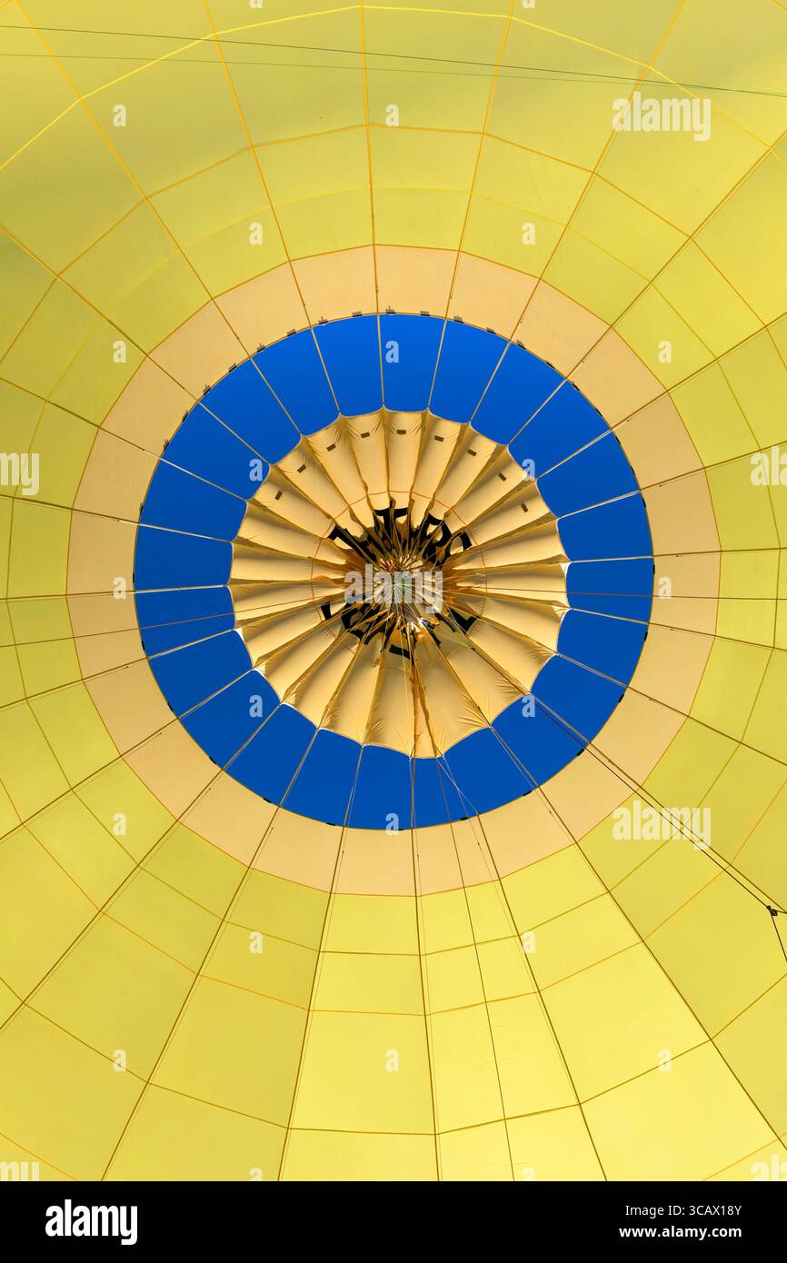 Mongolfiera; guardare in alto la mongolfiera; Regno Unito Foto Stock