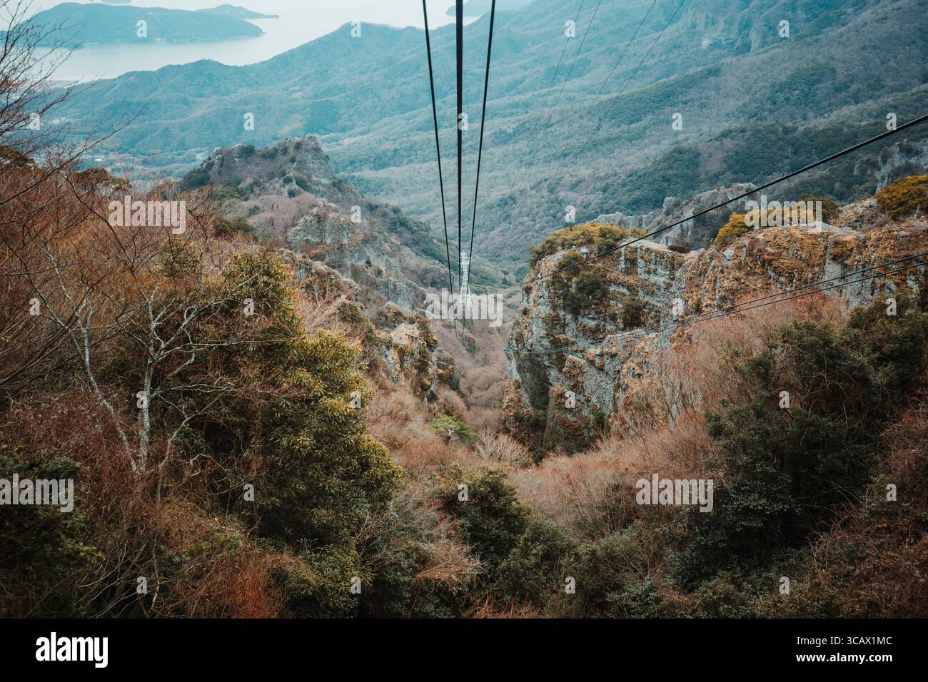 Funivia che sale sulle montagne boscose di Shikoku, Giappone, con vedute panoramiche del Mare interno di Seto. Foto Stock