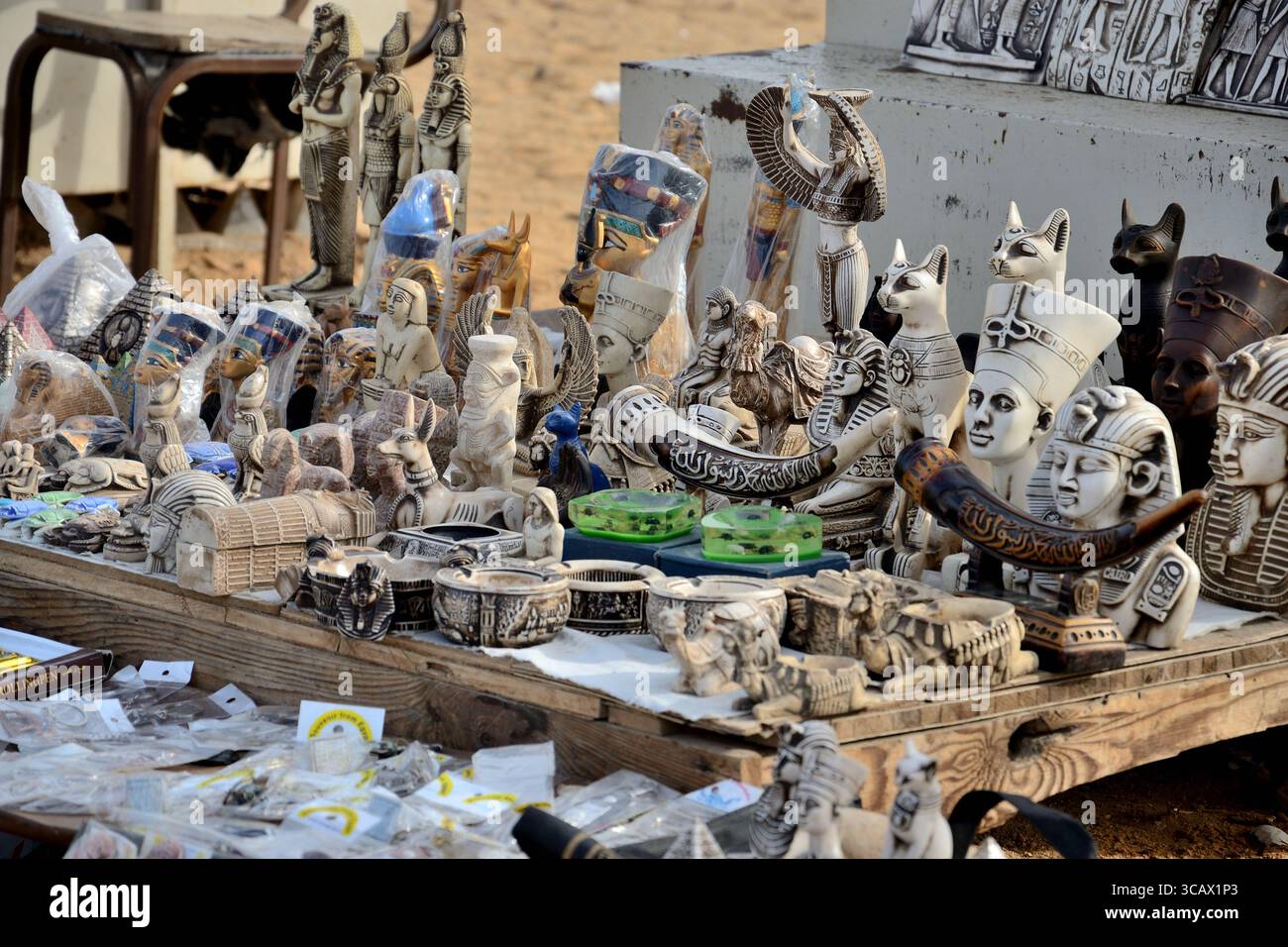 Souvenir e manufatti sono esposti nella stalla, vicino alle piramidi, all'altopiano di Giza, in Egitto Foto Stock