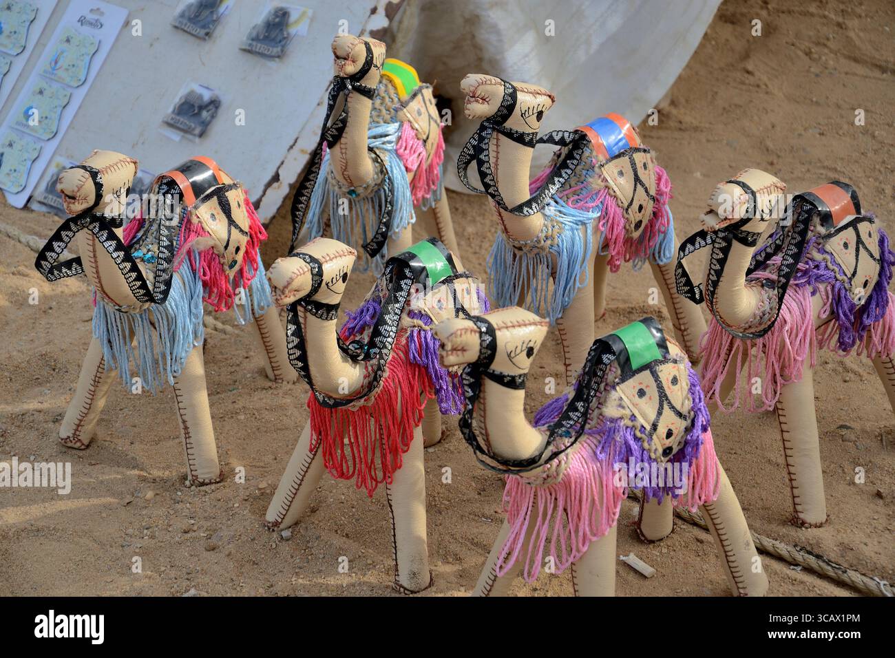 Souvenir e manufatti sono esposti nella stalla, vicino alle piramidi, all'altopiano di Giza, in Egitto Foto Stock
