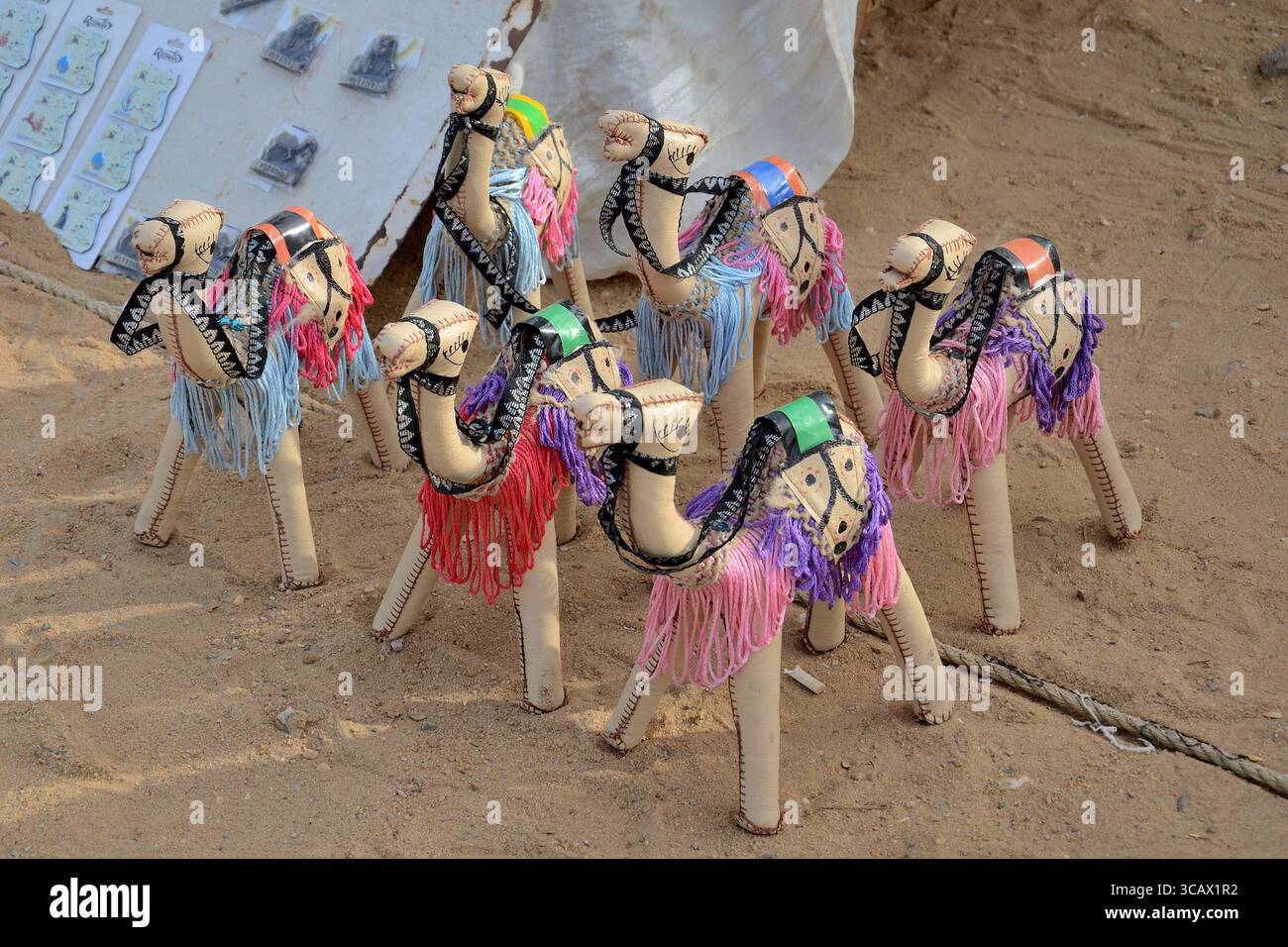 Souvenir e manufatti sono esposti nella stalla, vicino alle piramidi, all'altopiano di Giza, in Egitto Foto Stock