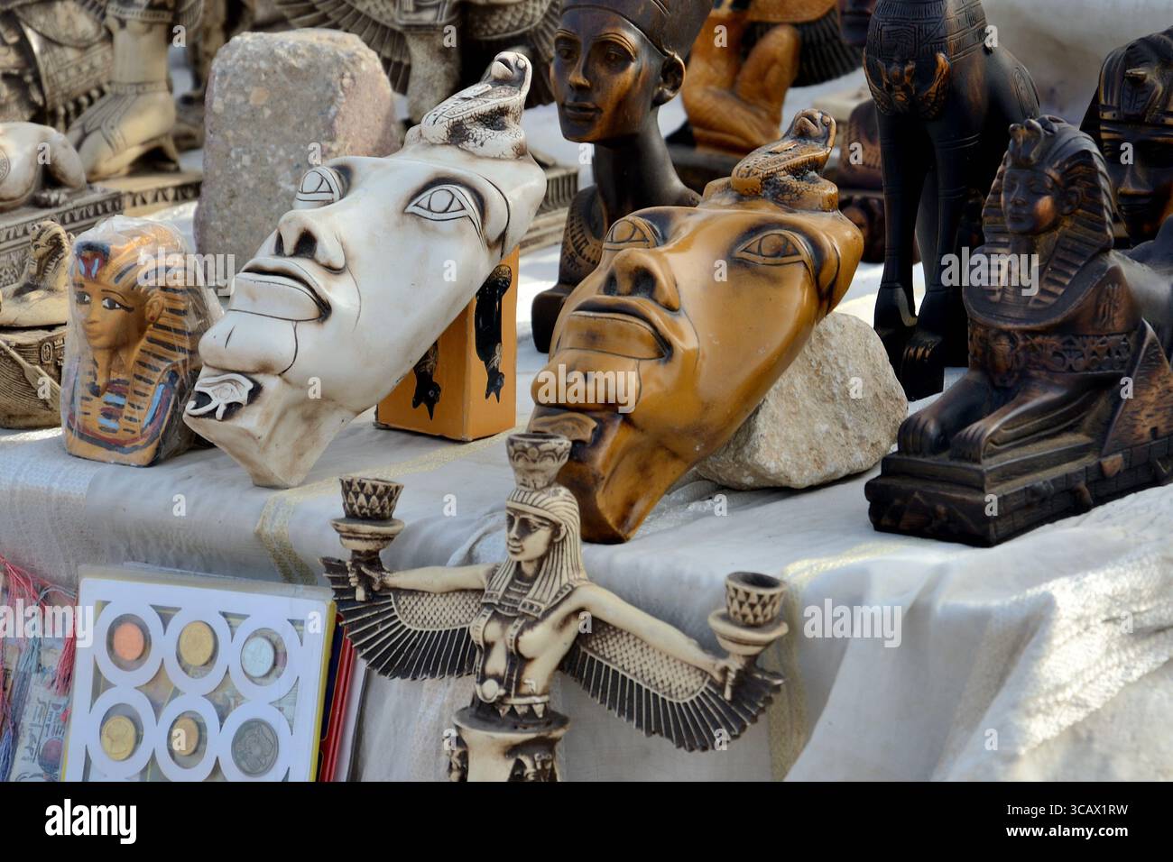 Souvenir e manufatti sono esposti nella stalla, vicino alle piramidi, all'altopiano di Giza, in Egitto Foto Stock