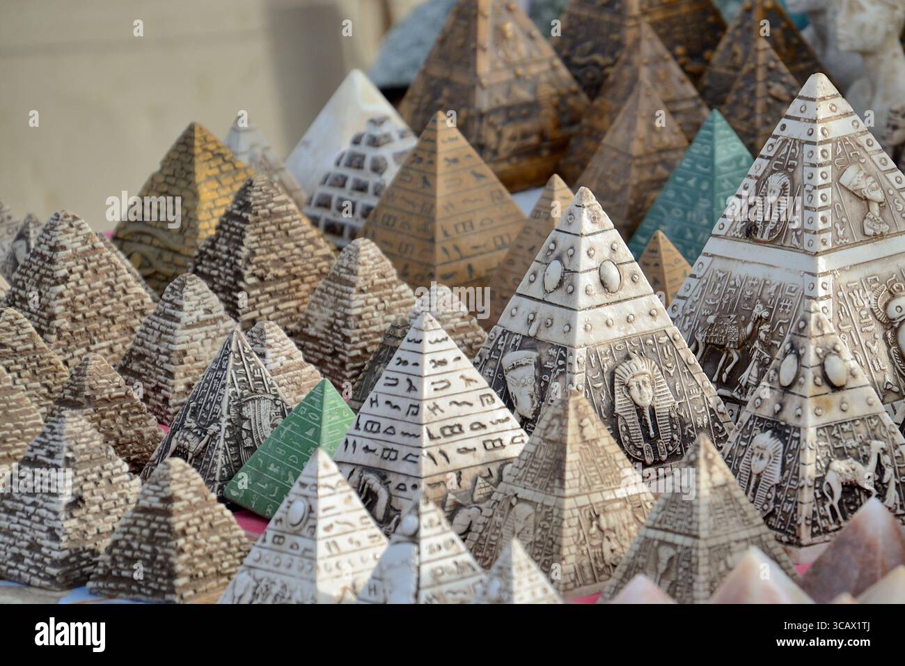 Souvenir e manufatti sono esposti nella stalla, vicino alle piramidi, all'altopiano di Giza, in Egitto Foto Stock