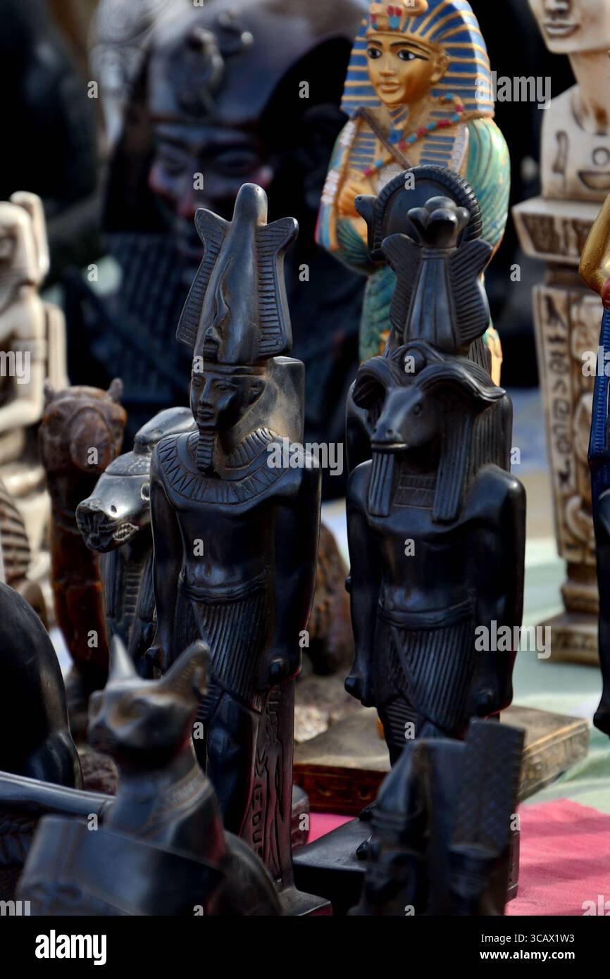 Souvenir e manufatti sono esposti nella stalla, vicino alle piramidi, all'altopiano di Giza, in Egitto Foto Stock