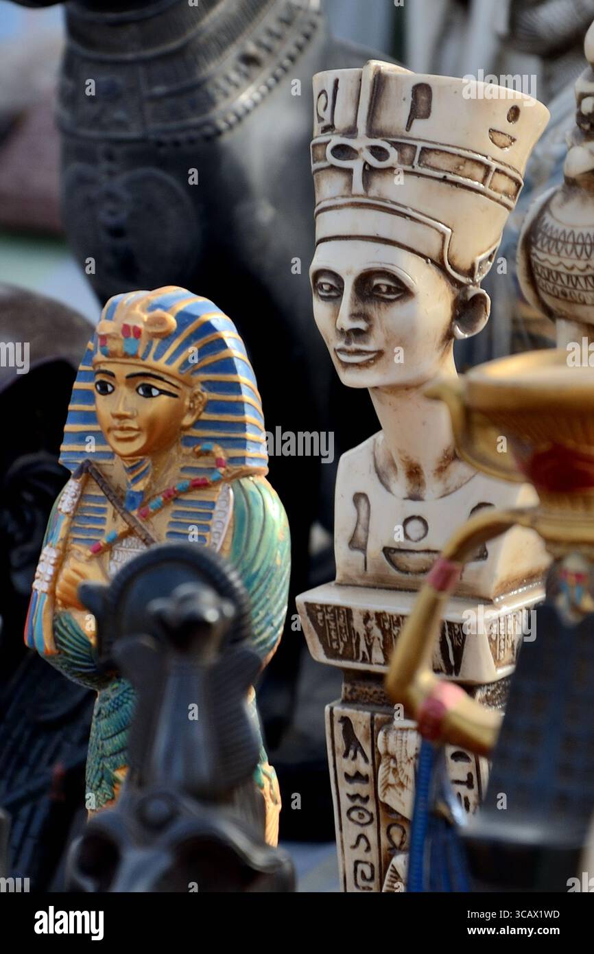 Souvenir e manufatti sono esposti nella stalla, vicino alle piramidi, all'altopiano di Giza, in Egitto Foto Stock