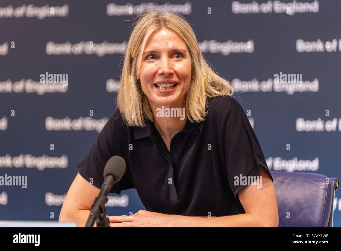 Londra, Regno Unito. 07 AGOSTO 2025. Katie Martin, Head of Media and stakeholder Engagement alla conferenza stampa BOE Moderates mentre la Banca d'Inghilterra annuncia un taglio dei tassi d'interesse dal 4,25% al 4%, il quinto taglio dallo scorso agosto alla conferenza stampa del rapporto sulla politica monetaria, il panel (da sinistra a destra) era composto da Clare Lombardelli, Andrew Bailey, Katie Martin e Dave Ramsden . Credito Milo Chandler/Alamy Live News Foto Stock