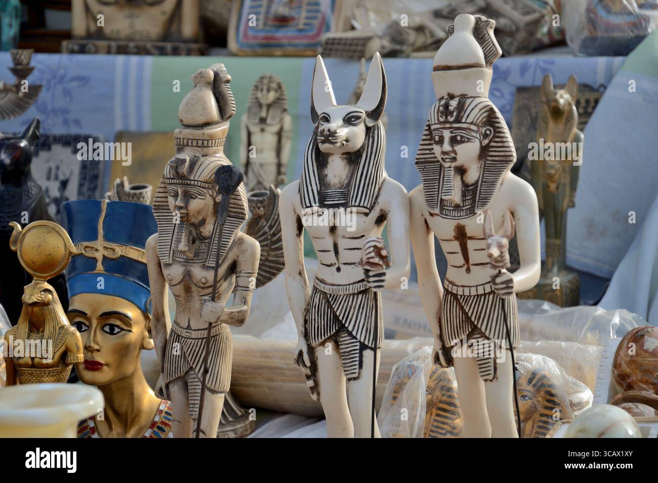 Souvenir e manufatti sono esposti nella stalla, vicino alle piramidi, all'altopiano di Giza, in Egitto Foto Stock