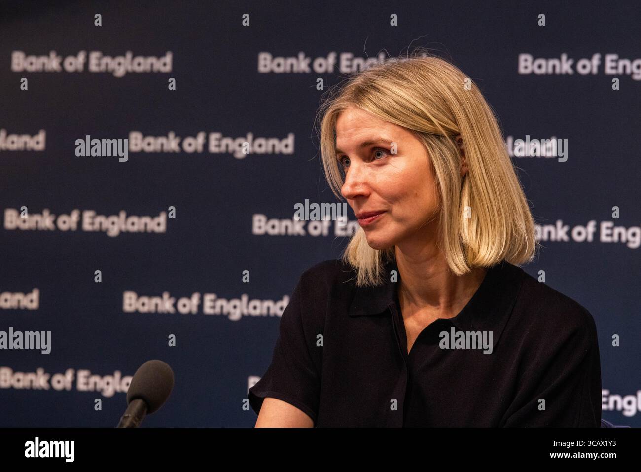 Londra, Regno Unito. 07 AGOSTO 2025. Katie Martin, Head of Media and stakeholder Engagement alla conferenza stampa BOE Moderates mentre la Banca d'Inghilterra annuncia un taglio dei tassi d'interesse dal 4,25% al 4%, il quinto taglio dallo scorso agosto alla conferenza stampa del rapporto sulla politica monetaria, il panel (da sinistra a destra) era composto da Clare Lombardelli, Andrew Bailey, Katie Martin e Dave Ramsden . Credito Milo Chandler/Alamy Live News Foto Stock