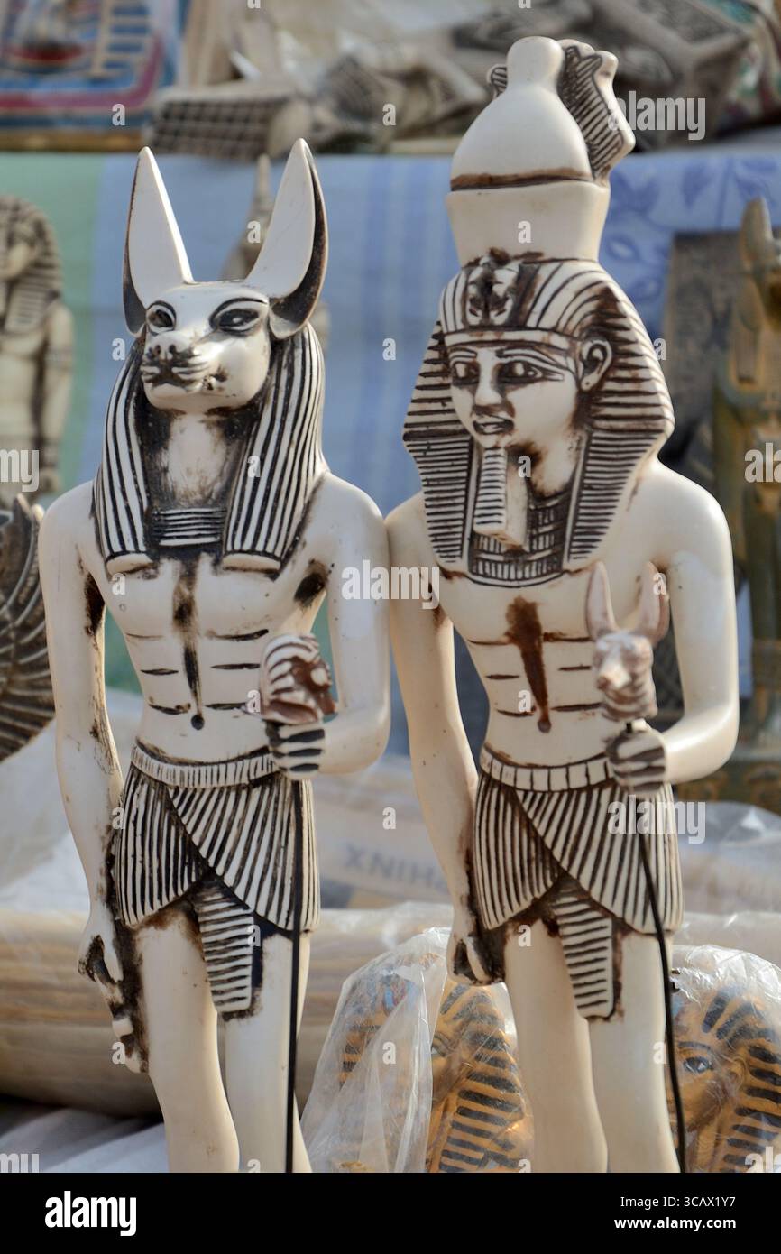 Souvenir e manufatti sono esposti nella stalla, vicino alle piramidi, all'altopiano di Giza, in Egitto Foto Stock