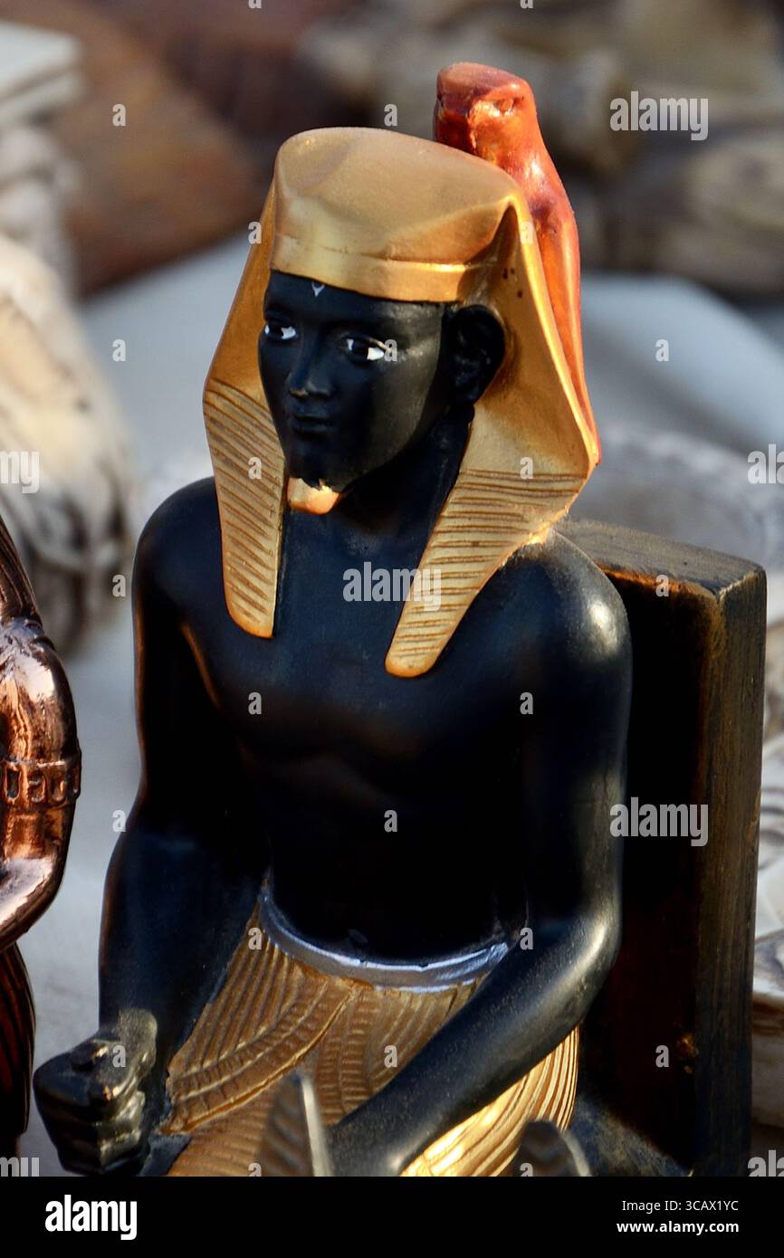 Souvenir e manufatti sono esposti nella stalla, vicino alle piramidi, all'altopiano di Giza, in Egitto Foto Stock