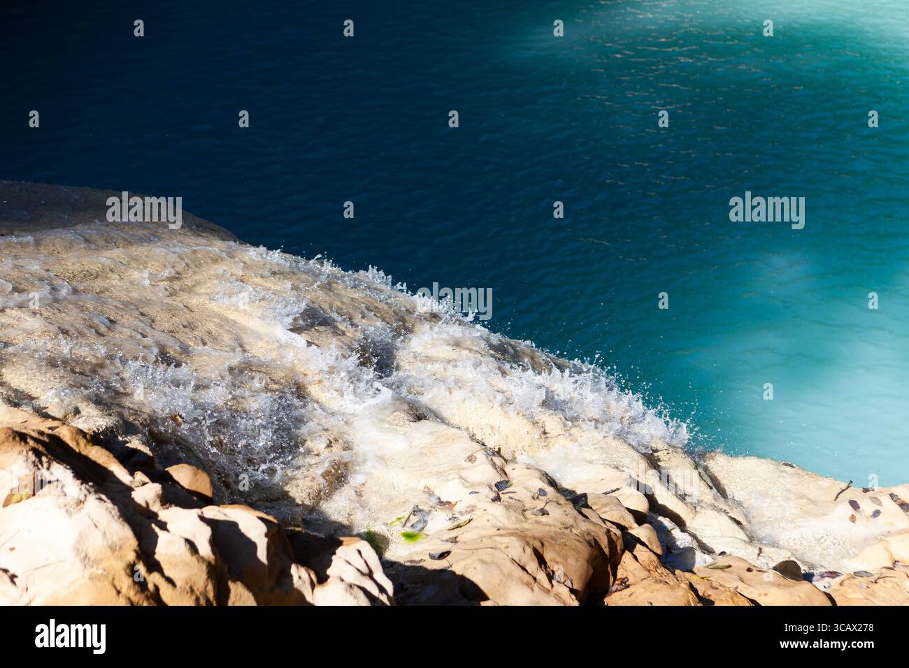 Parco nazionale di Mae Ping. Fiume che cade nel laghetto turchese. Thailandia. Foto Stock