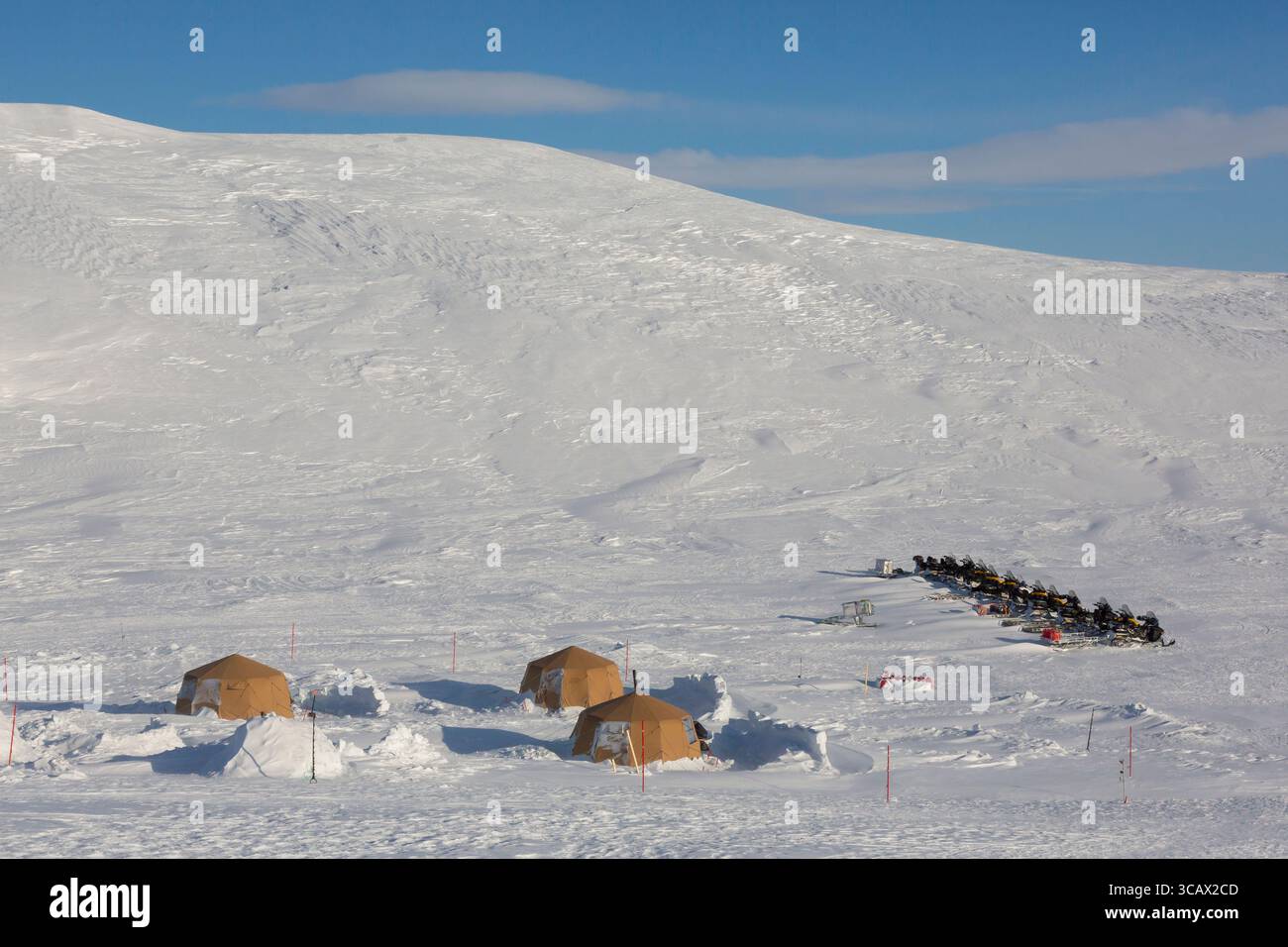 Campo invernale con tende nella neve a Mohnbukta, Svalbard, Norvegia Foto Stock