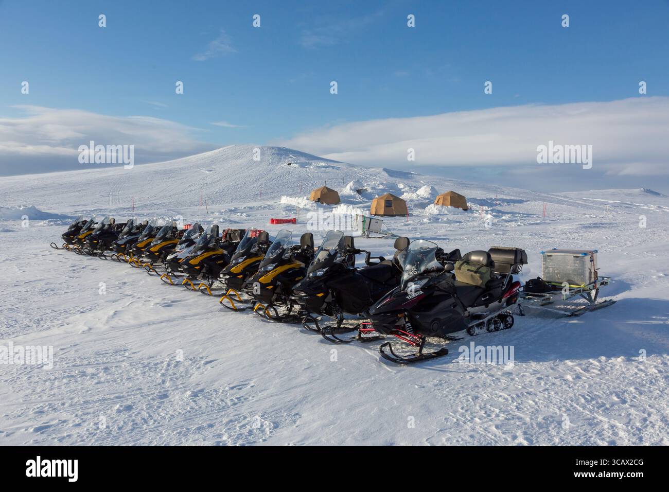 Campo invernale con tende nella neve a Mohnbukta, Svalbard, Norvegia Foto Stock
