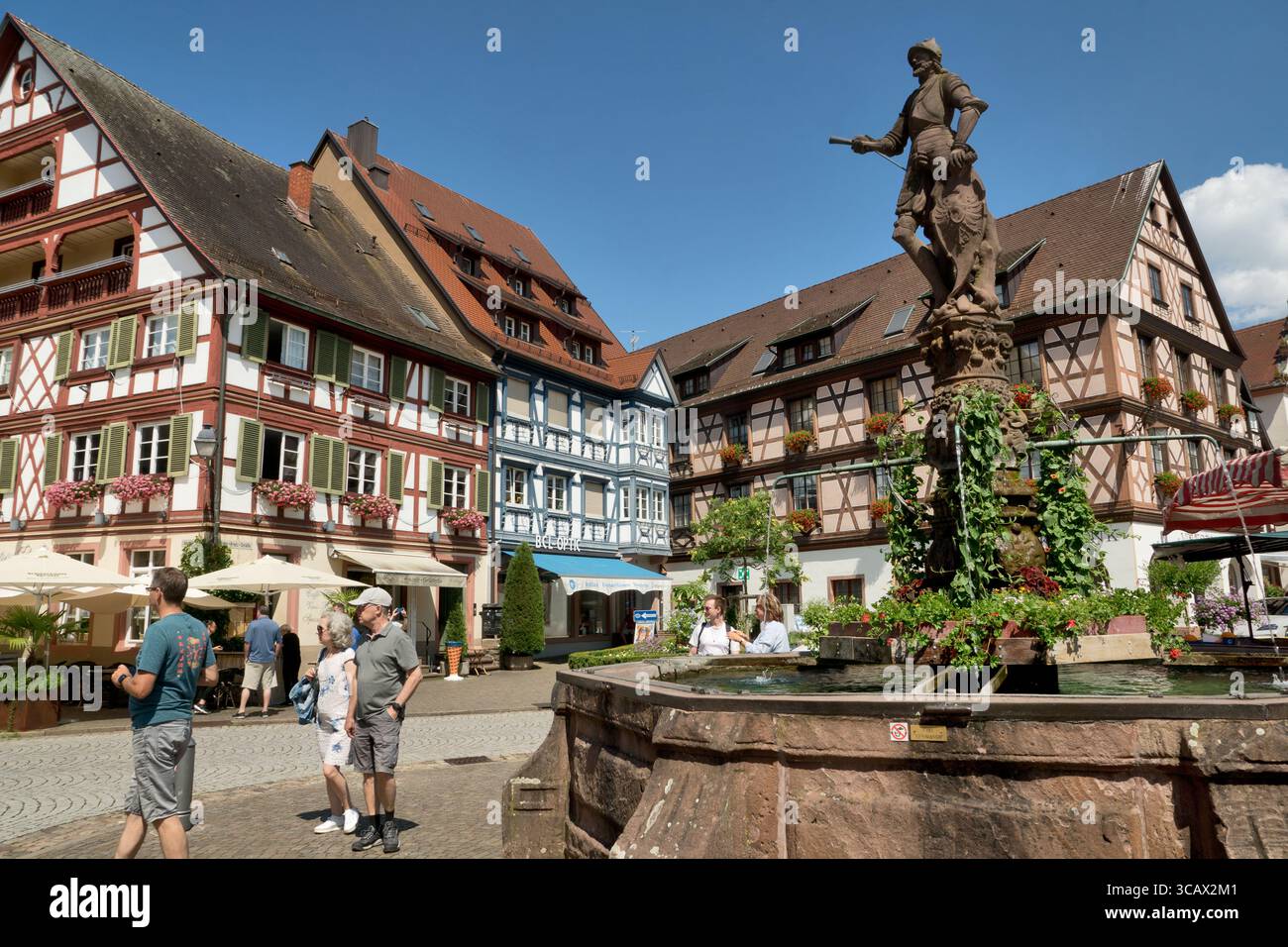 Gengenbach, Germania: Mercato. Una piccola città idilliaca nella Foresta Nera, conosciuta per le sue colorate e storiche case in legno. Foto Stock