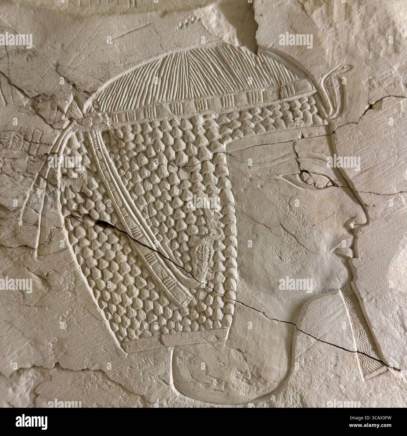 Testa di un ignoto antico re egizio di Tebe (frammento in rilievo affondato, Petrie Museum of Egyptian Archaeology, University College, Londra) Foto Stock