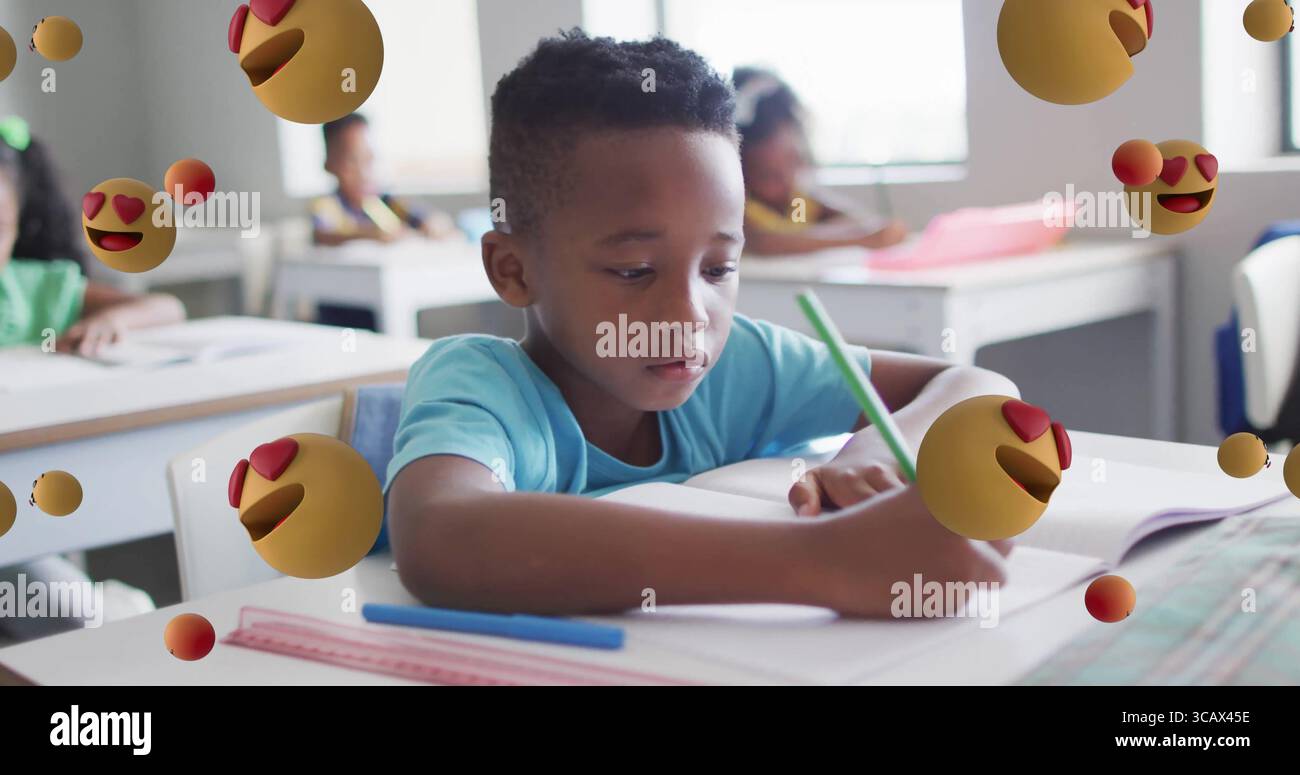 Scrivente che indossa una t-shirt con matita verde su un notebook aperto alla scrivania della scuola, con una penna righello Foto Stock