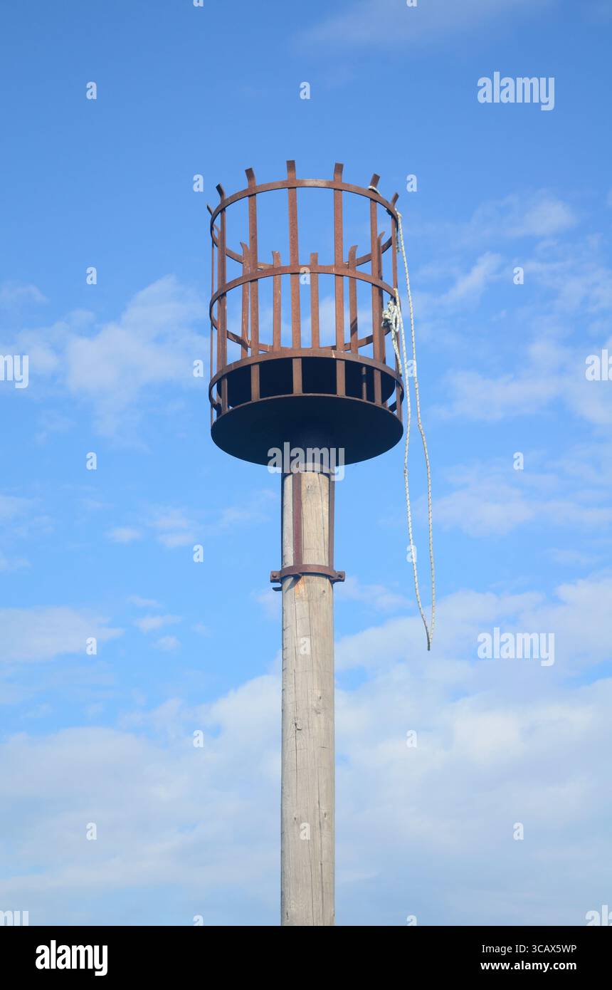 Cestello segnaletico sulla parte superiore del palo per l'avvertenza quando è acceso per essere avvisato Regno Unito Foto Stock