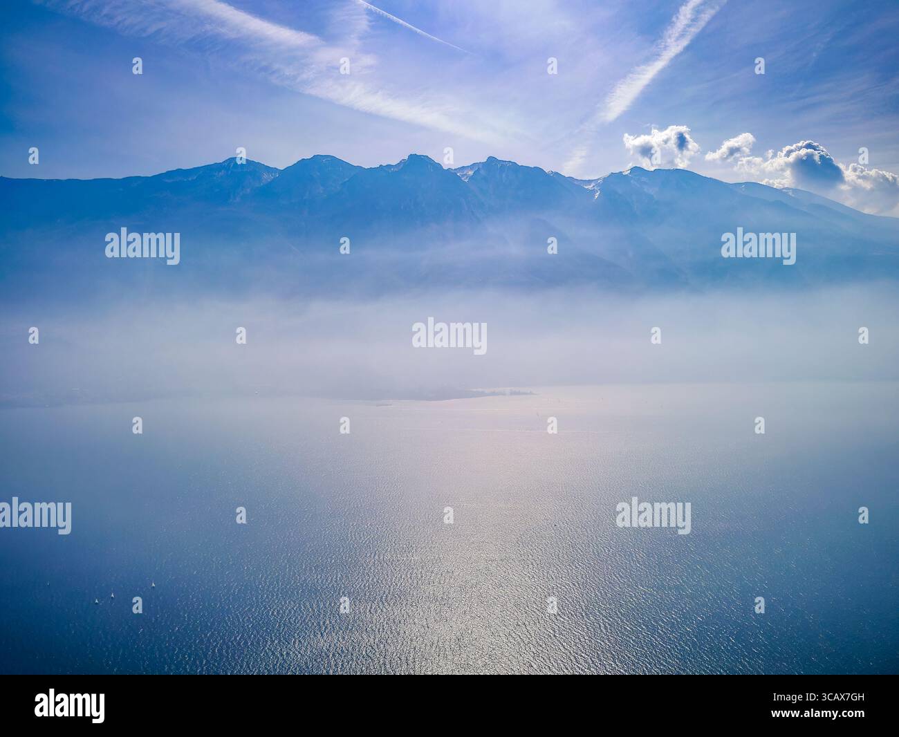 Vista del Monte Baldo e del Lago di Garda avvolti dalla nebbia da Tremosine. Tremosine è una città sulla sponda nord-occidentale del Lago di Garda. Foto Stock