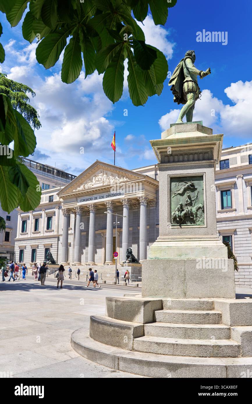 Statua di Miguel de Cervantes, Congresso dei deputati, Plaza de las Cortes, Madrid, Spagna Foto Stock