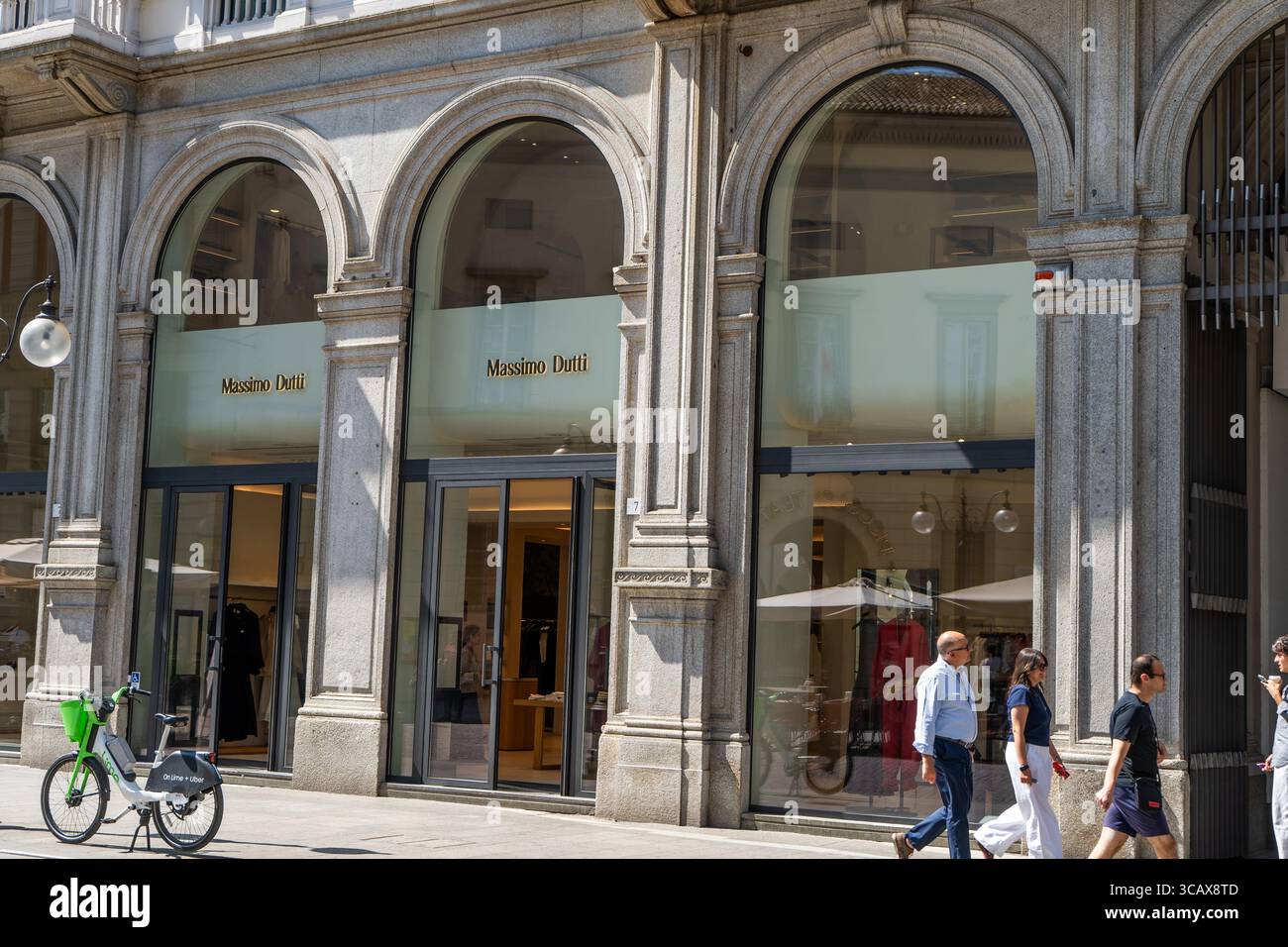 Strada vecchia nel centro di Milano massimo Dutti Store logo marchio. Finestra d'ingresso del negozio ufficiale. Italia, Milano - 17 luglio 2025 Foto Stock
