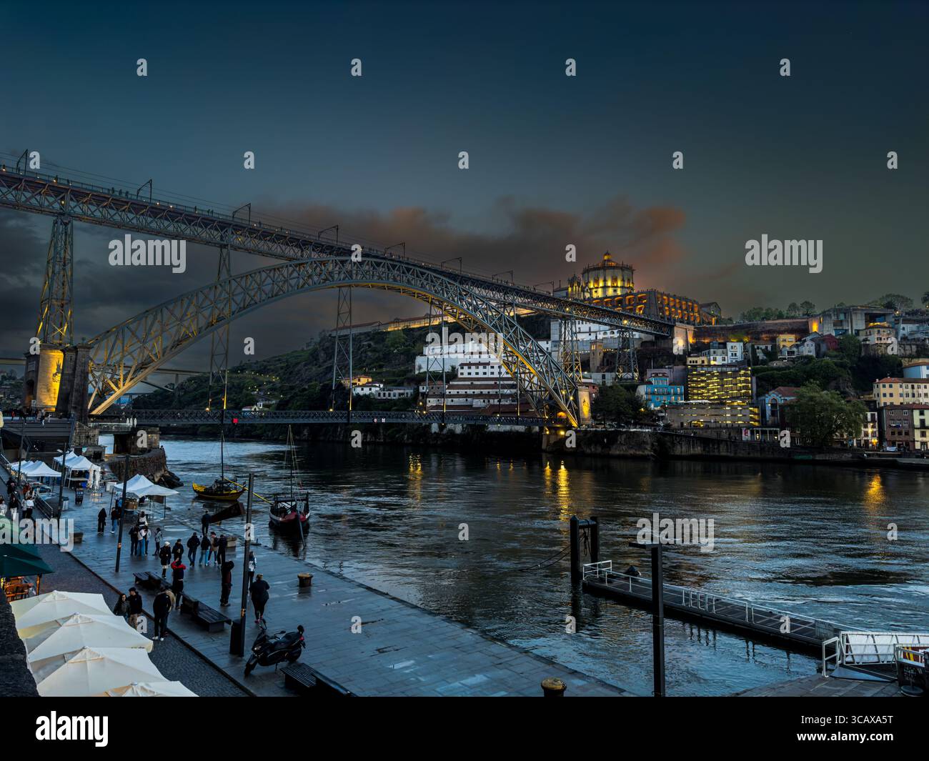 Ponte Luis i sopra il Rio Douro a Porto, Portogallo, al tramonto. Foto Stock