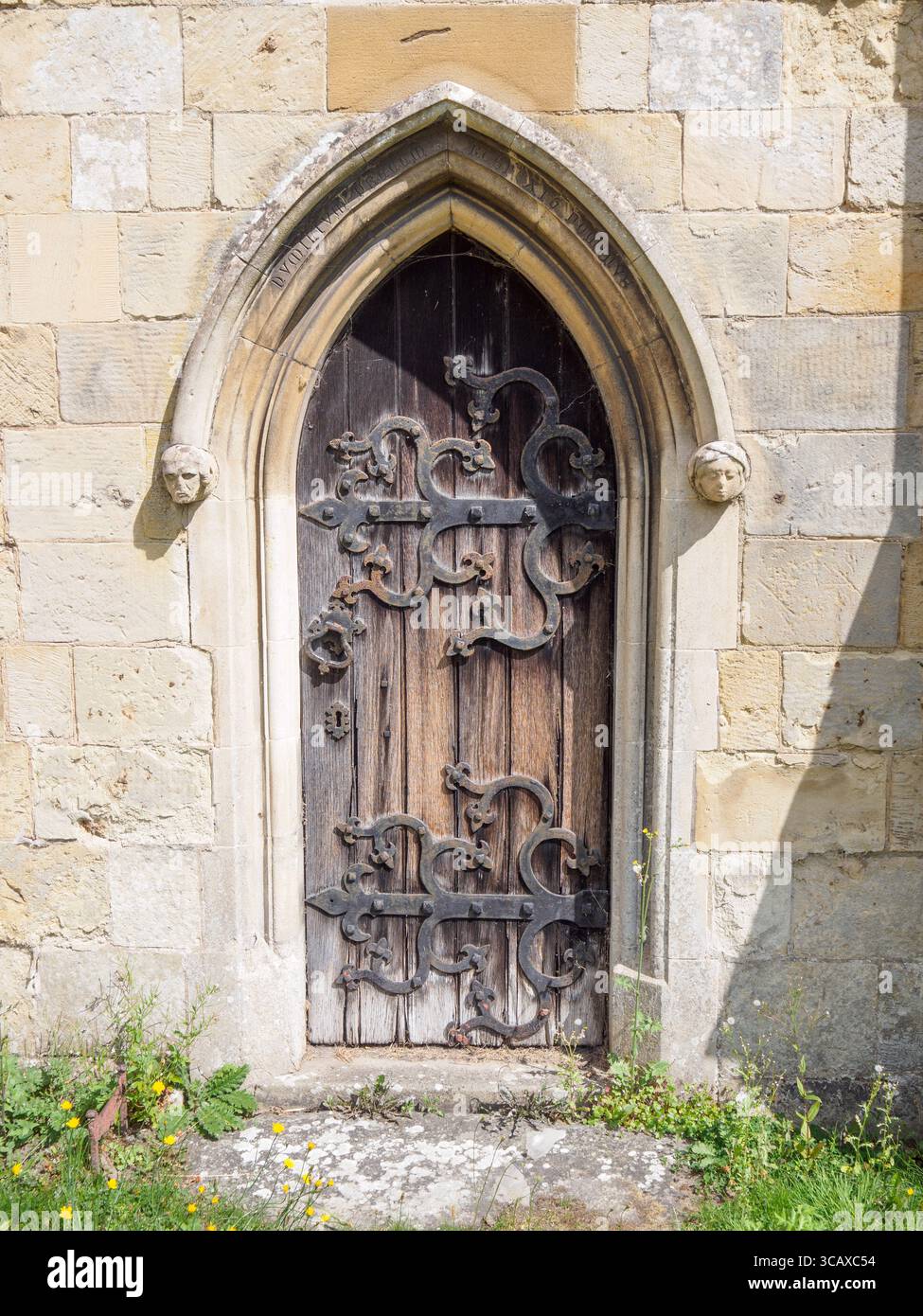 La porta sud della chiesa di St Martin, Burton Agnes Foto Stock